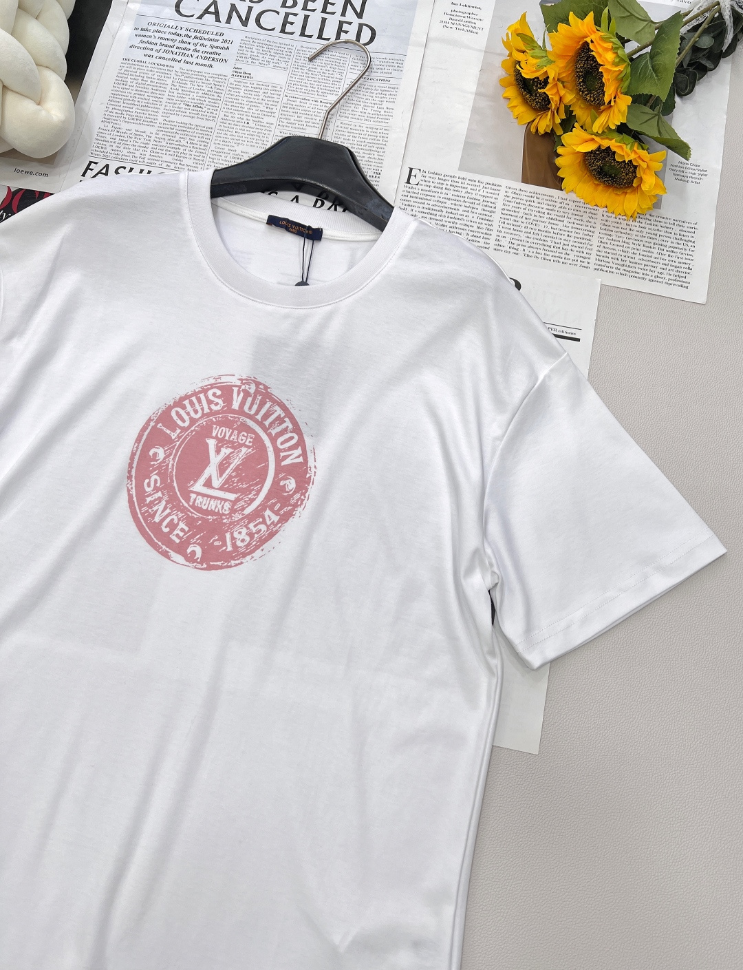 🆕LOUIS VUITTON新款男女同款印花短袖T恤，这款T恤打破传统，以时髦前卫之姿，重新诠释品牌传承