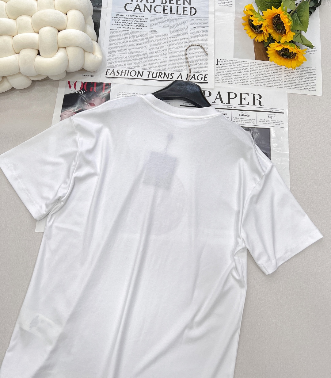 🆕LOUIS VUITTON新款男女同款印花短袖T恤，这款T恤打破传统，以时髦前卫之姿，重新诠释品牌传承