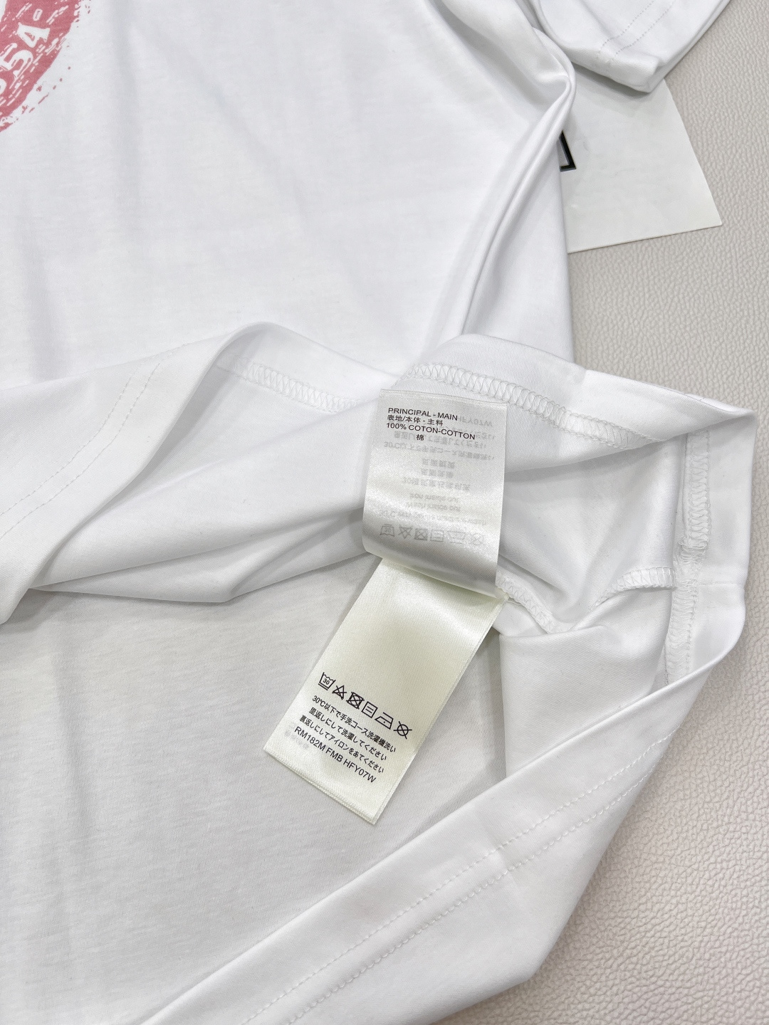 🆕LOUIS VUITTON新款男女同款印花短袖T恤，这款T恤打破传统，以时髦前卫之姿，重新诠释品牌传承