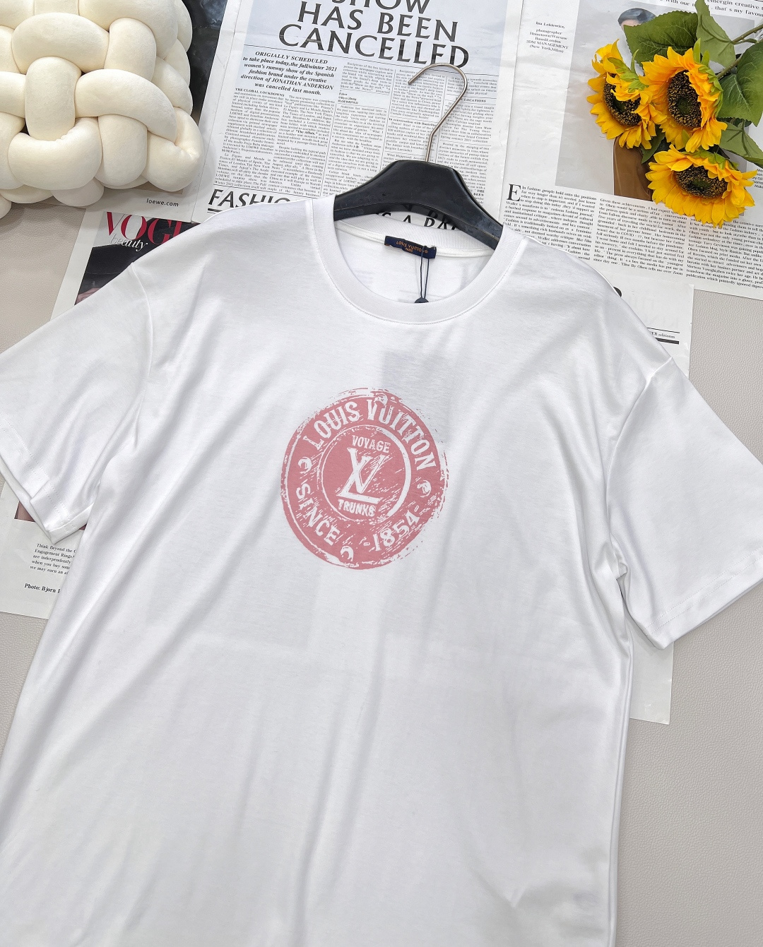 🆕LOUIS VUITTON新款男女同款印花短袖T恤，这款T恤打破传统，以时髦前卫之姿，重新诠释品牌传承