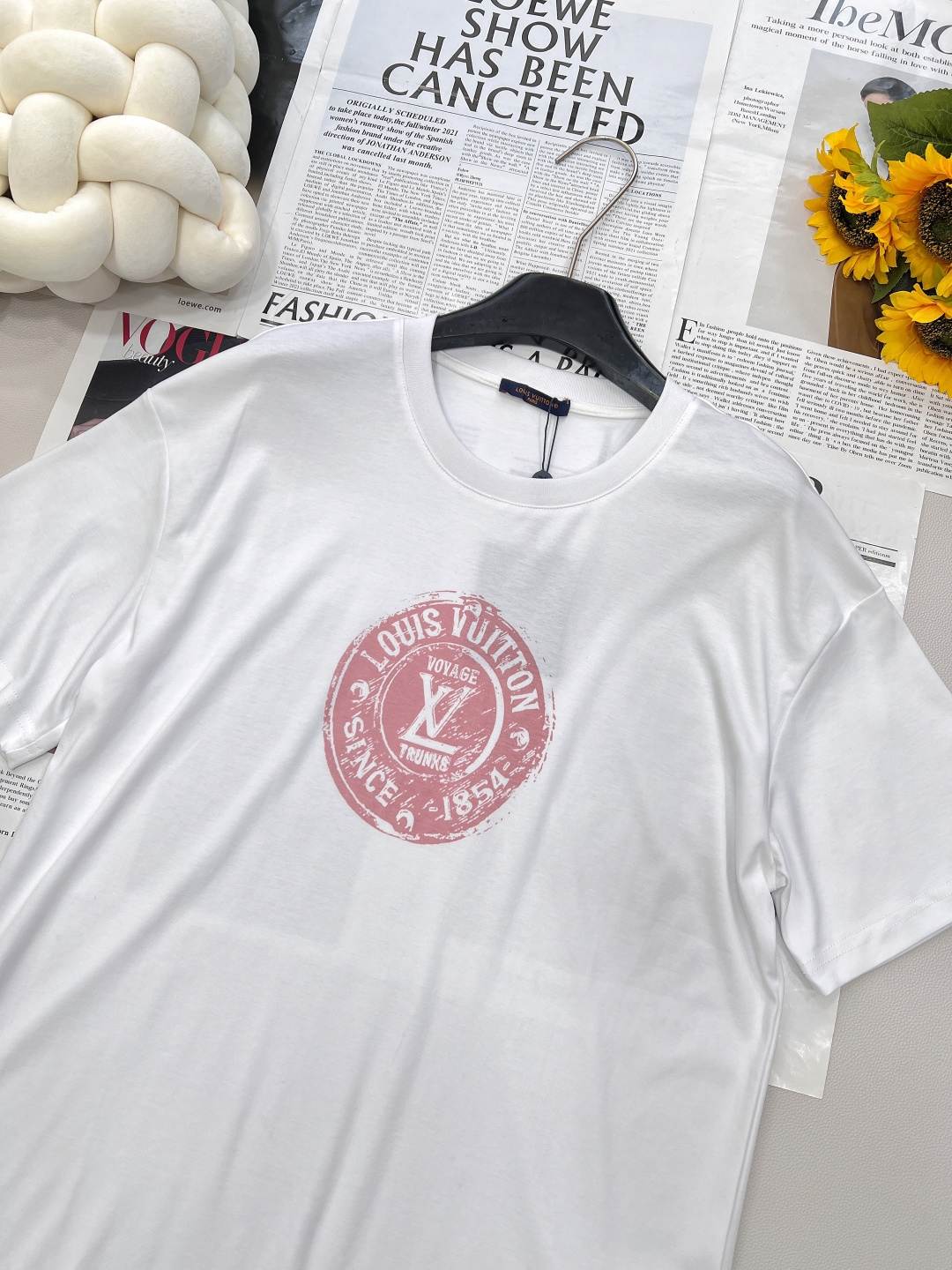 🆕LOUIS VUITTON新款男女同款印花短袖T恤，这款T恤打破传统，以时髦前卫之姿，重新诠释品牌传承