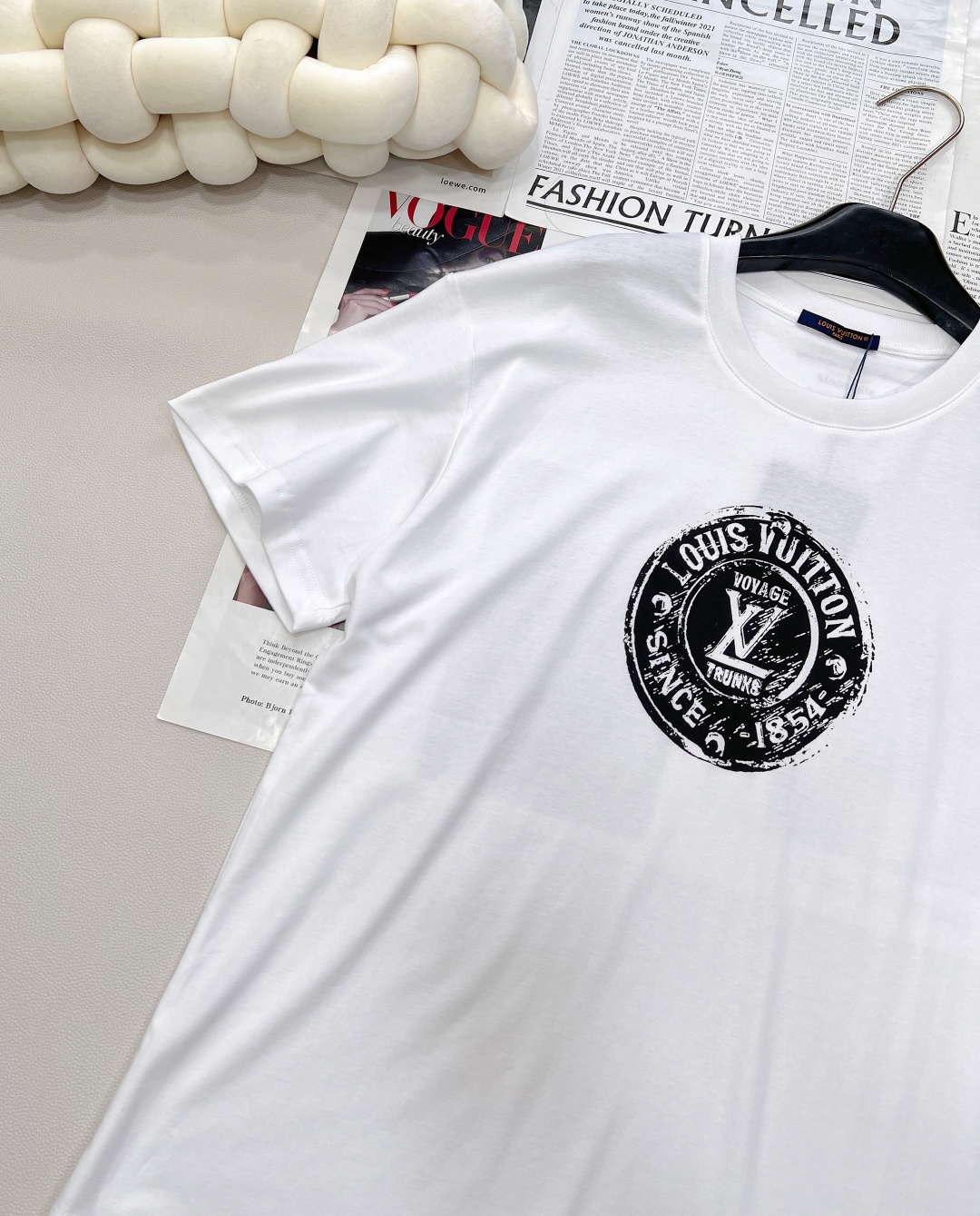 🆕LOUIS VUITTON新款男女同款印花短袖T恤，这款T恤打破传统，以时髦前卫之姿，重新诠释品牌传承