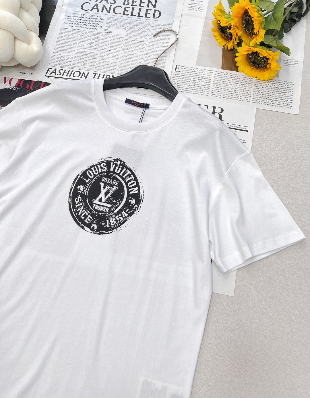 🆕LOUIS VUITTON新款男女同款印花短袖T恤，这款T恤打破传统，以时髦前卫之姿，重新诠释品牌传承