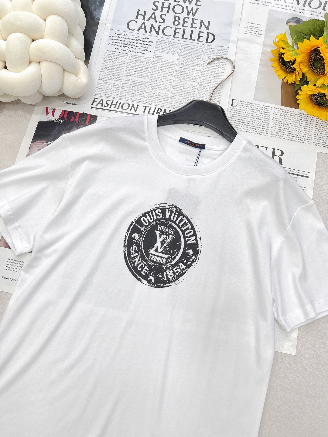 🆕LOUIS VUITTON新款男女同款印花短袖T恤，这款T恤打破传统，以时髦前卫之姿，重新诠释品牌传承