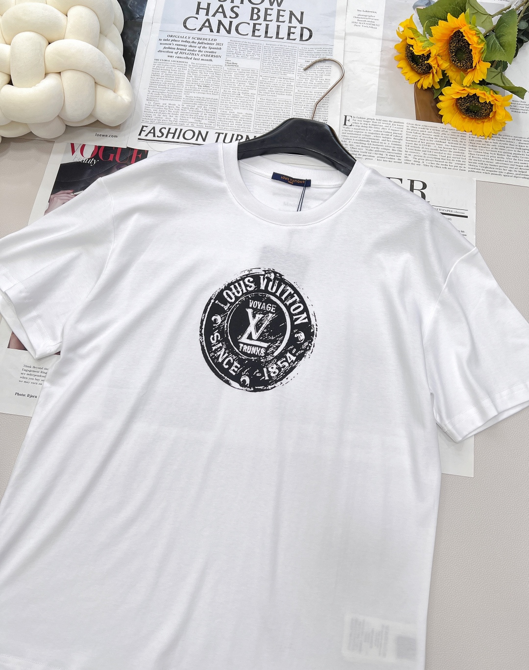 🆕LOUIS VUITTON新款男女同款印花短袖T恤，这款T恤打破传统，以时髦前卫之姿，重新诠释品牌传承