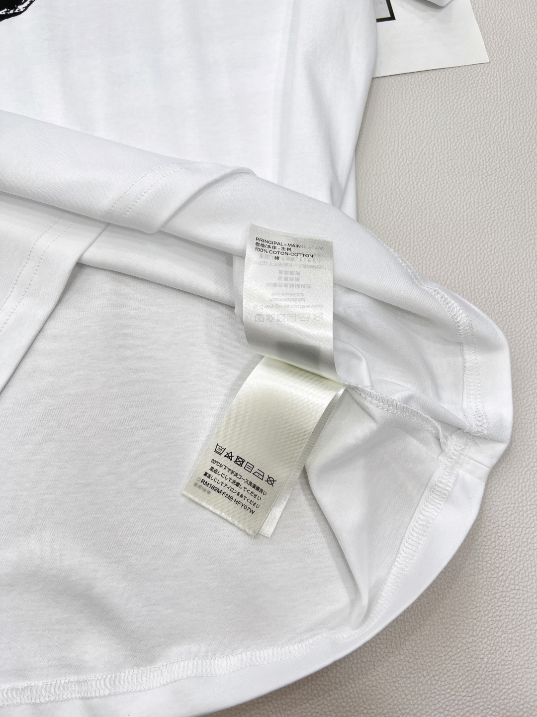 🆕LOUIS VUITTON新款男女同款印花短袖T恤，这款T恤打破传统，以时髦前卫之姿，重新诠释品牌传承