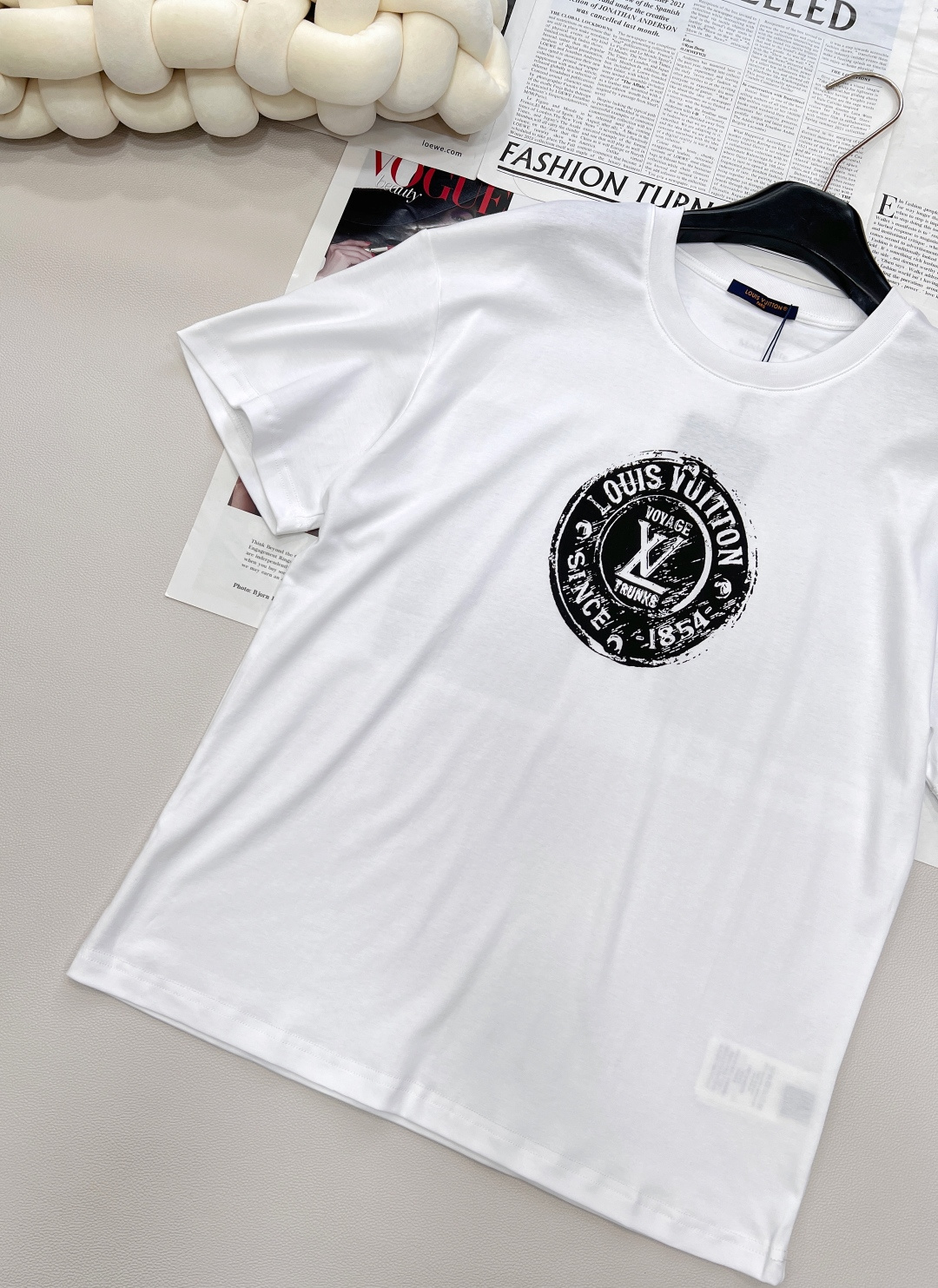 🆕LOUIS VUITTON新款男女同款印花短袖T恤，这款T恤打破传统，以时髦前卫之姿，重新诠释品牌传承