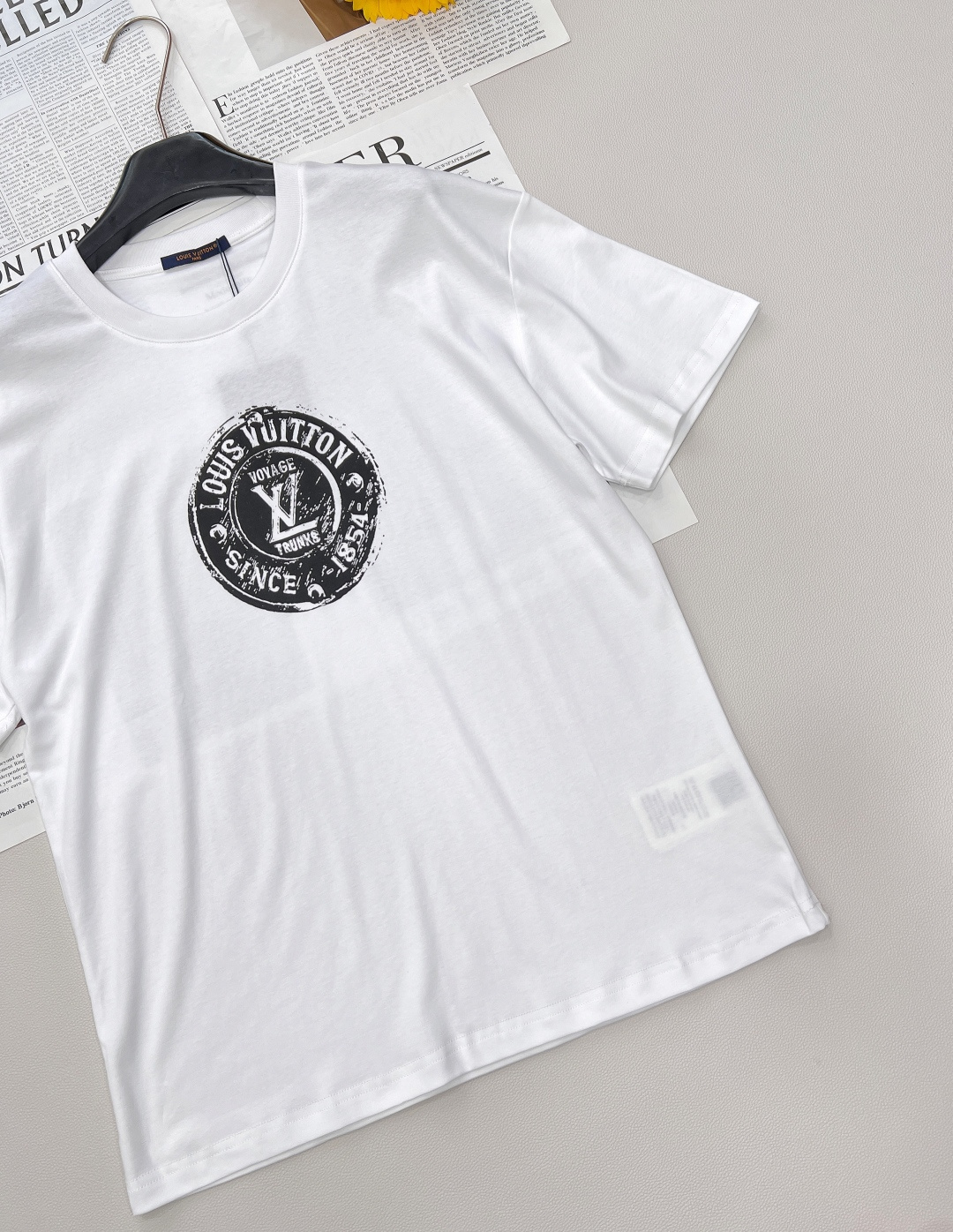 🆕LOUIS VUITTON新款男女同款印花短袖T恤，这款T恤打破传统，以时髦前卫之姿，重新诠释品牌传承