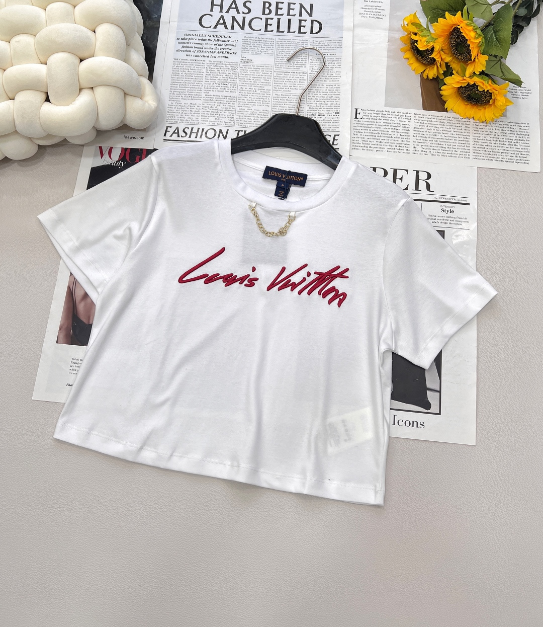 NO:414374,Louis Vuitton 2025 new short embroidered letter chain T-shirt, fashionable!  This T-shirt is carefully selected and customized YB native cotton material, with excellent breathability and skin-friendly touch, and the texture is impeccable. The exquisite cutting of the slim short style cleverly outlines the body shape, which fully demonstrates the brand style of the LV. The gravitational pure cotton fabric incorporates the right elasticity, which not only makes it comfortable to wear, but also shows an excellent slimming effect. In terms of design, the metal letter chain at the neckline becomes the finishing touch, releasing luxury charm in the details. The embroidered letter logo in the floral style on the chest is casual but elegant, showing high-end fashion taste. Whether it is to wear it alone to show personality or add layers as an inner layer, it can easily create an eye-catching and fashionable look. Three-standard large-scale products are available in large sizes. Size sml code,,louis vuitton,louis vuitton,tees,t-shirt,alexander  wang19860909Louis Vuitton 2025新款短款刺绣字母链条T恤,时尚登场！ 此款T恤严选定制YB原生全棉材质,透气性能卓越,亲肤触感带来极致舒适体验,质感更是无可挑剔.修身短款的精妙裁剪,巧妙勾勒身形,将LV的品牌格调彰显得淋漓尽致.克重纯棉面料融入恰到好处的弹力,不仅穿着自在,更能呈现出色的显瘦效果. 设计上,领口处的金属字母链条成为点睛之笔,于细节处释放奢华魅力.胸前花体风格的刺绣字母徽标,随性而不失优雅,彰显高级时尚品味.无论是单穿展现个性,还是作为内搭增添层次,都能轻松打造出吸睛时髦造型.三标齐全大货出 尺码sml 编码,,louis vuitton,louis vuitton,tees，t-shirt,alexander wang,Women's clothing