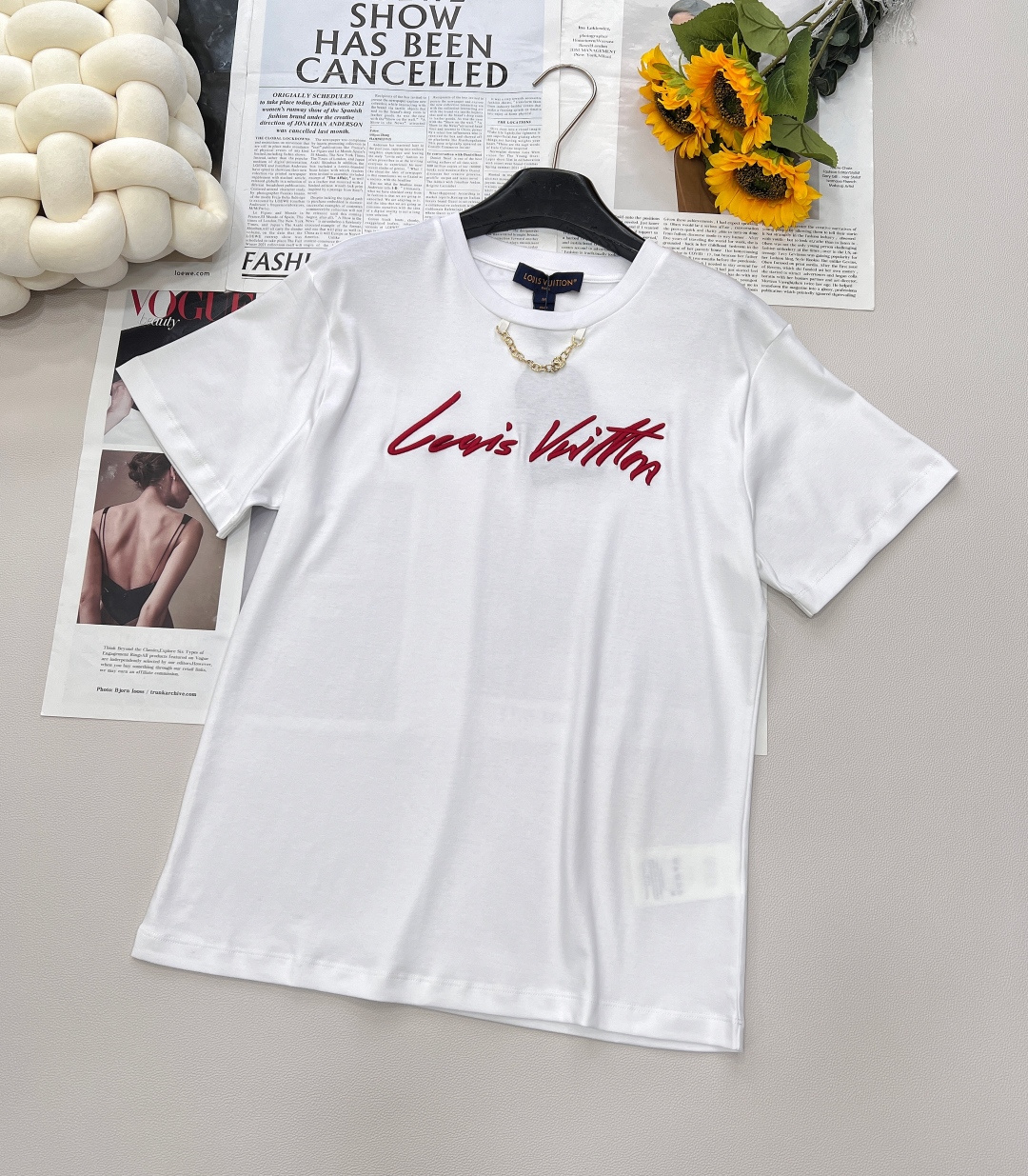 NO:414327,Louis Vuitton 2025 new round neck embroidered letter chain T-shirt perfectly combines fashion and quality. Customized YB native cotton material has excellent breathability, comfortable and comfortable to wear, and excellent texture. The heavy pure cotton incorporates moderate elasticity, not only fits the body, but also cleverly modifys the body shape, presenting a slimming visual effect, making it both comfortable and beautiful. The silhouette is oversized loosely cut. This classic style not only highlights the brand style, but also accommodates all figures. It is casual and atmospheric, and can be easily controlled whether it is a daily street or a casual party. - The neckline uses metal letter chains as the design highlight. The chain is exquisite and textured, adding a unique charm and luxury to the overall shape, instantly improving fashion. -  The embroidered letter logo decoration in the style of the chest, the letters are smooth and beautiful, casual and free, highlighting the high-end style of Louis Vuitton, and the brand recognition is full. Various styles are switched. This T-shirt custom-made surface accessories are excellent, and it is a single item that fashion enthusiasts cannot miss. The version is accurate, and the three standards are complete and two colors are available. Size sml code, louis vuitton, versace,tees, t-shirt, alexander wang19860909Louis Vuitton 2025新款圆领刺绣字母链条T恤,将时尚与品质完美融合.定制YB原生全棉材质,具备极佳的透气性,穿着舒适自在,质感上乘.克重纯棉中融入适度弹力,不仅穿着贴合身形,还能巧妙修饰身形,呈现显瘦视觉效果 ,让舒适与美观兼具. 廓形为oversized宽松裁剪,这一经典版型不仅凸显品牌格调,更能包容各种身材,穿着随性又大气,无论是日常出街还是休闲聚会,都能轻松驾驭. - 领口以金属字母链条作为设计亮点,链条精致且富有质感,为整体造型增添独特魅力与奢华感,瞬间提升时尚度. - 胸前花体风格的刺绣字母徽标装饰,字母流畅优美,随性自由,彰显出Louis Vuitton的高级格调,品牌辨识度拉满.多种风格切换.此款T恤定制面辅料,品质卓越,是时尚爱好者不容错过的单品,认准版本,三标齐全两色出 尺码sml 编码,,louis vuitton,versace,tees，t-shirt,alexander wang,Women's clothing