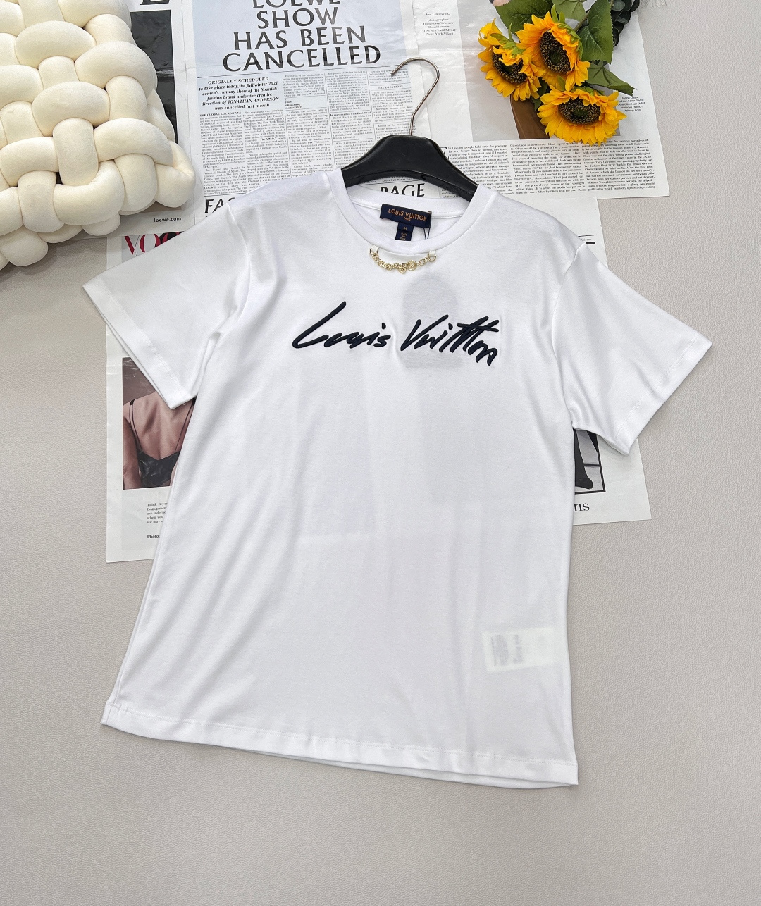 NO:414340,Louis Vuitton 2025 new round neck embroidered letter chain T-shirt perfectly combines fashion and quality. Customized YB native cotton material has excellent breathability, comfortable and comfortable to wear, and excellent texture. The grip pure cotton incorporates moderate elasticity, not only fits the body, but also cleverly modifys the body shape, presenting a slimming visual effect, making it both comfortable and beautiful. The silhouette is oversized loosely cut. This classic style not only highlights the brand style, but also accommodates all figures. It is casual and atmospheric, and can be easily controlled whether it is a daily street or a casual party. - The neckline uses metal letter chains as the design highlight. The chain is exquisite and textured, adding a unique charm and luxury to the overall shape, instantly improving fashion. -  The embroidered letter logo decoration in the style of the chest, the letters are smooth and beautiful, casual and free, highlighting the high-end style of Louis Vuitton, and the brand recognition is full. Various styles are switched. This T-shirt custom-made surface accessories are excellent, and it is a single item that fashion enthusiasts cannot miss. The version is accurate, and the three standards are complete and two colors are available. Size sml code, louis vuitton, versace,tees, t-shirt, alexander wang19860909Louis Vuitton 2025新款圆领刺绣字母链条T恤,将时尚与品质完美融合.定制YB原生全棉材质,具备极佳的透气性,穿着舒适自在,质感上乘.克重纯棉中融入适度弹力,不仅穿着贴合身形,还能巧妙修饰身形,呈现显瘦视觉效果 ,让舒适与美观兼具. 廓形为oversized宽松裁剪,这一经典版型不仅凸显品牌格调,更能包容各种身材,穿着随性又大气,无论是日常出街还是休闲聚会,都能轻松驾驭. - 领口以金属字母链条作为设计亮点,链条精致且富有质感,为整体造型增添独特魅力与奢华感,瞬间提升时尚度. - 胸前花体风格的刺绣字母徽标装饰,字母流畅优美,随性自由,彰显出Louis Vuitton的高级格调,品牌辨识度拉满.多种风格切换.此款T恤定制面辅料,品质卓越,是时尚爱好者不容错过的单品,认准版本,三标齐全两色出 尺码sml 编码,,louis vuitton,versace,tees，t-shirt,alexander wang,Women's clothing