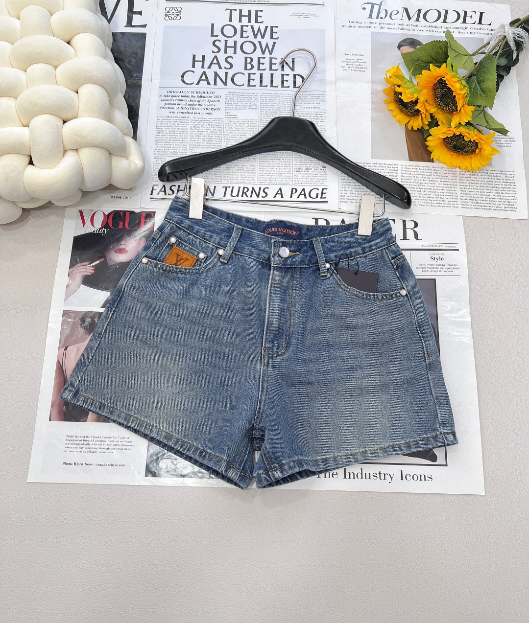 NO:414354,LOUIS VUITTON 25 Spring and Summer LV new double leather seal back pocket embroidered straight jean shorts, straight-fitting style, classic and versatile. The double leather seal design adds unique details, the back pocket has brand embroidery logo, customized letter logo hardware, highlighting the brand recognition and exquisite texture. Retro washing treatment gives the color retro stability, this aging effect is also the current trend, making the shorts more personalized, and the daily matching is convenient. The straight-fitting style does not pick the figure or the matching items. Whether it is a simple T-shirt, fashionable top or various shoes, it can easily combine different styles and shapes, which is a must-have fashion item in spring and summer. The three-standard large-scale products are available in large quantities. Size sml code,,louis vuitton,louis vuitton, shorts,tees,t-shirt,alexander wang19860909LOUIS VUITTON25春夏LV新款双皮章后袋刺绣直筒牛仔短裤,直筒版型,经典又百搭.双皮章设计增添独特细节 ,后袋有品牌刺绣logo,定制的字母logo五金,凸显品牌辨识度与精致质感. 复古水洗处理,赋予颜色复古稳重感,这种做旧效果也是当下流行趋势,让短裤更具个性,日常搭配便利性,直筒版型不挑身材、不挑搭配单品 ,无论是简约T恤、时尚上衣还是各类鞋履,都能轻松组合出不同风格造型,是春夏时节的必备时尚单品.三标齐全大货出 尺码sml 编码,,louis vuitton,louis vuitton,shorts,tees，t-shirt,alexander wang,Women's clothing