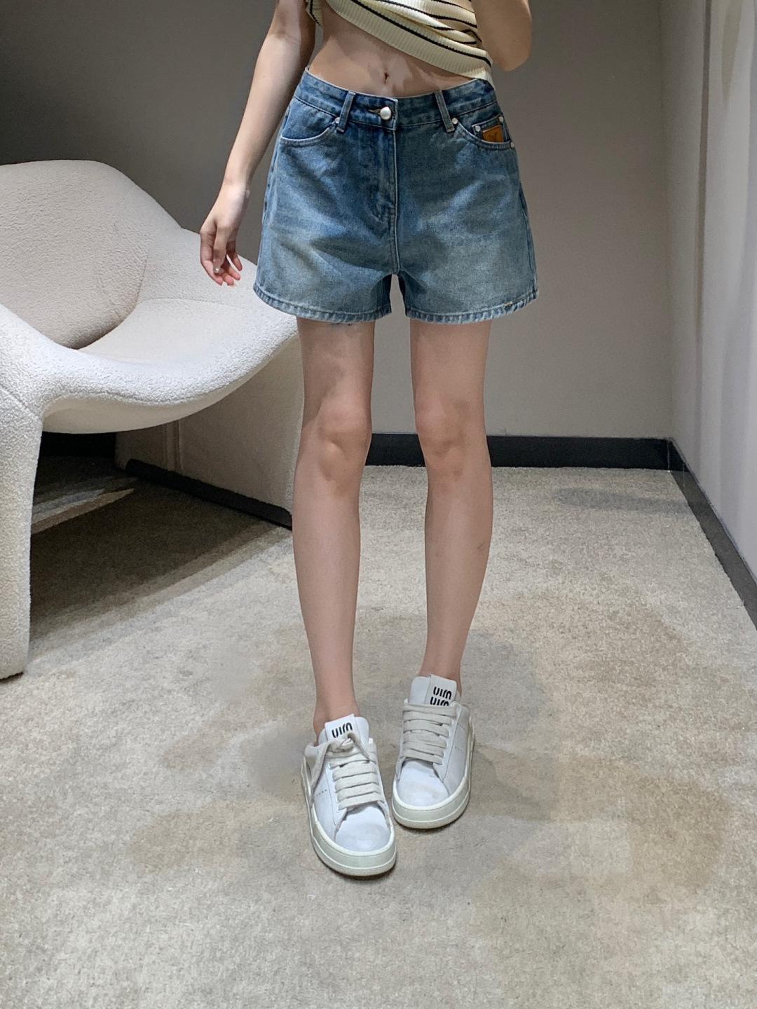 NO:414359,The upper body reference picture is also available, and the short sleeves matched by the model are also available!  ,T-shirt,alexander wang19860909上身参考图,模特搭配的短袖也有出！,,T-shirt,alexander wang,Women's clothing