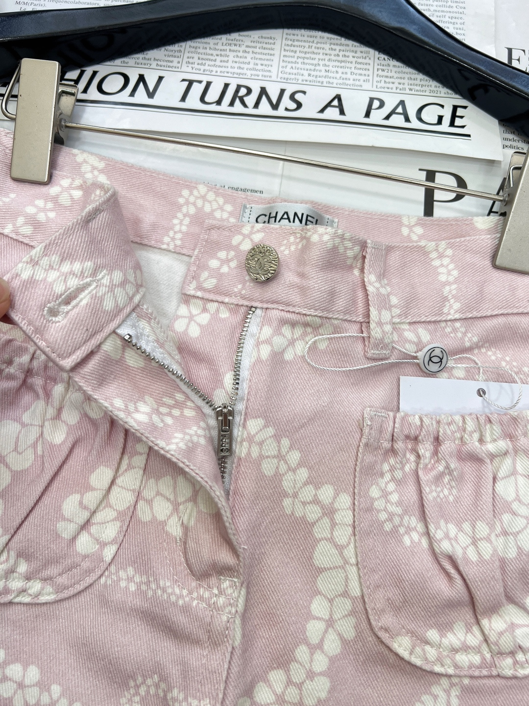 🆕CHANEL小香风coco beach系列新品三色牛仔短裤🩳。粉、蓝、格陵白三色带着浓浓的海风气息登场