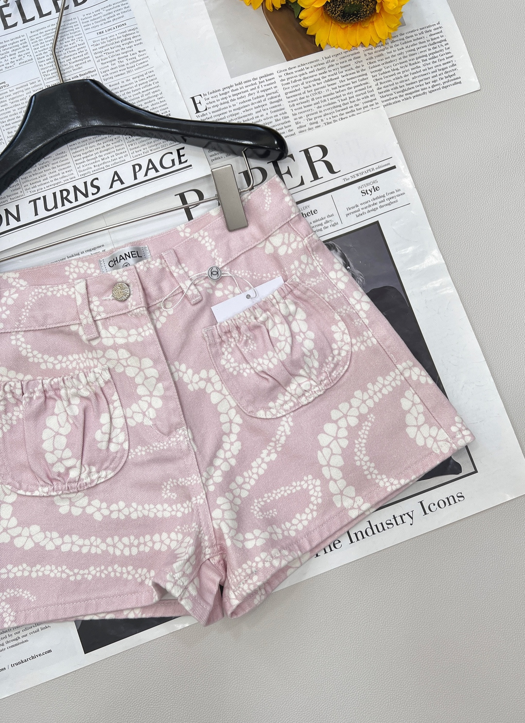 🆕CHANEL小香风coco beach系列新品三色牛仔短裤🩳。粉、蓝、格陵白三色带着浓浓的海风气息登场