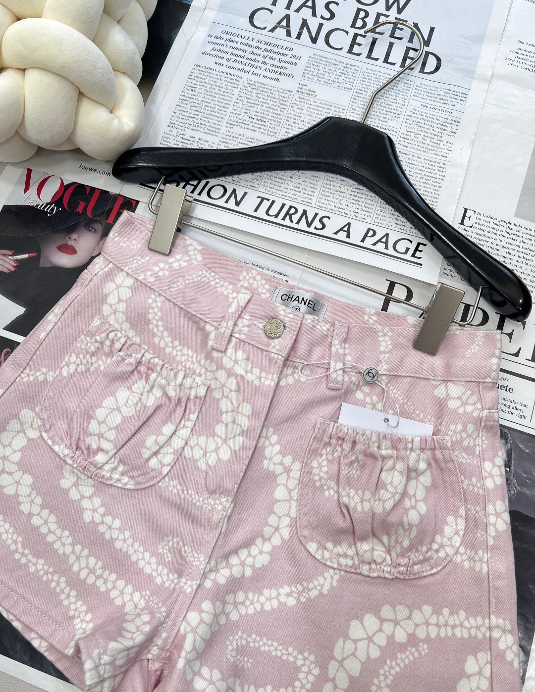 🆕CHANEL小香风coco beach系列新品三色牛仔短裤🩳。粉、蓝、格陵白三色带着浓浓的海风气息登场