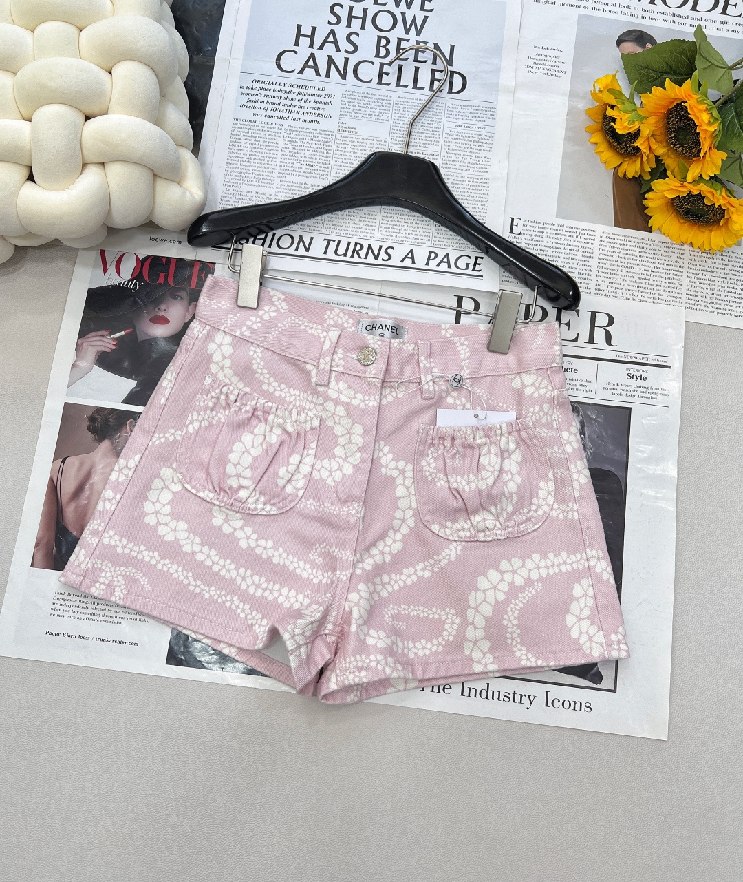 NO:414365,CHANEL Xiaoxiang Style 2025coco beach series new three-color denim shorts. Pink, blue and Green White are available with a strong sea breeze~ Inspired by the seaside holiday that Gabriel Chanel loves, the relaxed Hamptons pocket bud design combines the retro style of the 1990s. This season focuses on black and white diamonds, pink color systems and marine elements (such as starfish, stripes, etc.), which are fresh and fashionable. The three colors are on the shelves in stock, pink, blue and Green White, and the three colors are complete!  Size 36 /38 /40 Code, chanel, chanel, shorts, alexander wang19860909CHANEL小香风2025coco beach系列新品三色牛仔短裤.粉、蓝、格陵白三色带着浓浓的海风气息登场～ 灵感来自嘉柏丽·香奈儿热爱的海滨假期,将汉普顿的松 口袋花苞设计弛感与90年代复古风完 美结合.这一季主打黑白菱格、粉彩色系和海洋元素（像海星、条纹等）,清新又有时髦感.三色现货上架 颜色粉色、蓝色、格陵白,三色出三标齐全！ 尺码36 /38 /40 编码,,chanel,chanel,shorts,alexander wang,Women's clothing