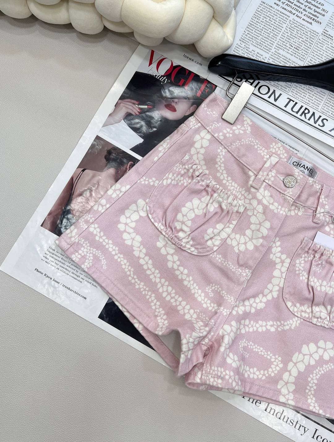 🆕CHANEL小香风coco beach系列新品三色牛仔短裤🩳。粉、蓝、格陵白三色带着浓浓的海风气息登场