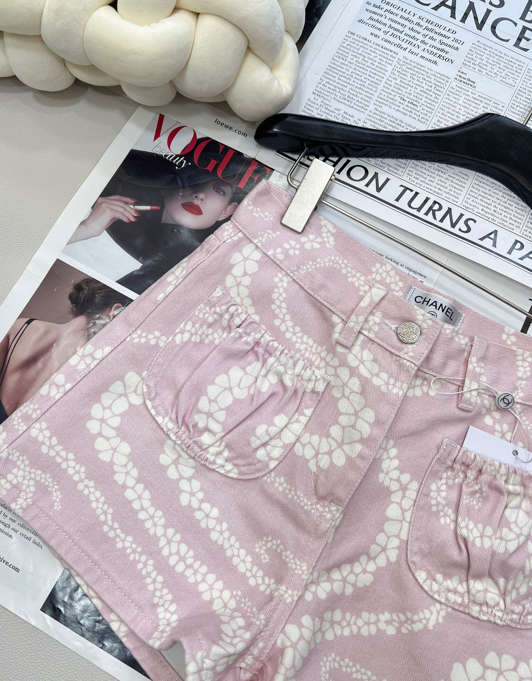 🆕CHANEL小香风coco beach系列新品三色牛仔短裤🩳。粉、蓝、格陵白三色带着浓浓的海风气息登场