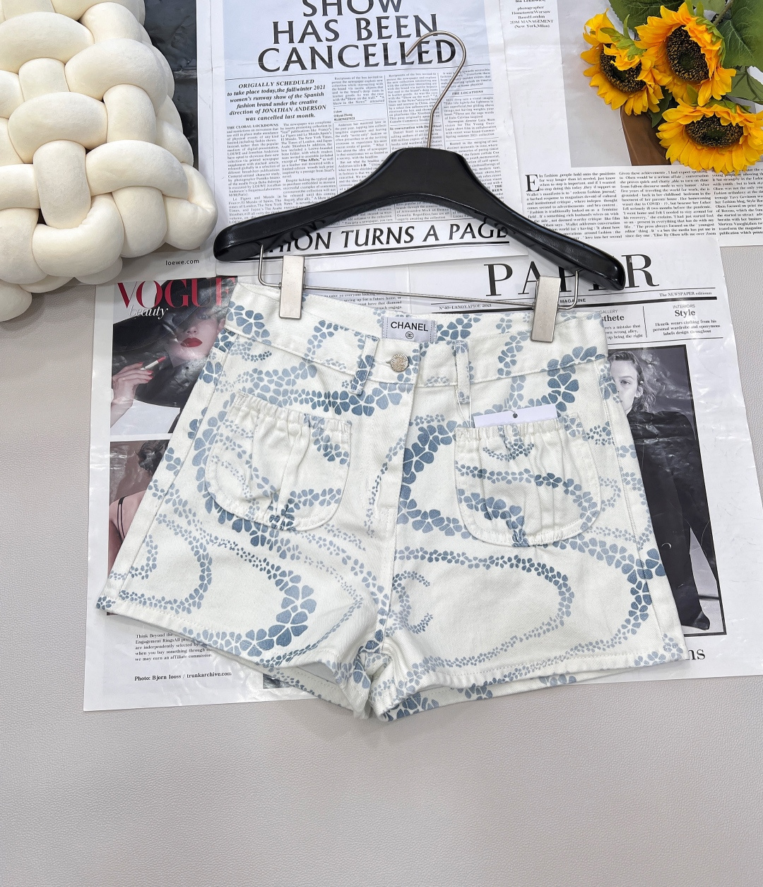 NO:414376,CHANEL Xiaoxiang Style 2025coco beach series new three-color denim shorts. Pink, blue and Green White are available with a strong sea breeze~ Inspired by the seaside holiday that Gabriel Chanel loves, the relaxed Hamptons pocket bud design combines the retro style of the 1990s. This season focuses on black and white diamonds, pink color systems and marine elements (such as starfish, stripes, etc.), which are fresh and fashionable. The three colors are on the shelves in stock, pink, blue and Green White, and the three colors are complete!  Size 36 /38 /40 Code, chanel, chanel, shorts, alexander wang19860909CHANEL小香风2025coco beach系列新品三色牛仔短裤.粉、蓝、格陵白三色带着浓浓的海风气息登场～ 灵感来自嘉柏丽·香奈儿热爱的海滨假期,将汉普顿的松 口袋花苞设计弛感与90年代复古风完 美结合.这一季主打黑白菱格、粉彩色系和海洋元素（像海星、条纹等）,清新又有时髦感.三色现货上架 颜色粉色、蓝色、格陵白,三色出三标齐全！ 尺码36 /38 /40 编码,,chanel,chanel,shorts,alexander wang,Women's clothing