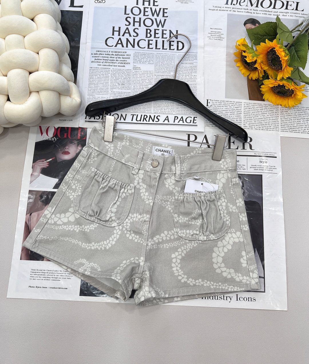 NO:414391,CHANEL Xiaoxiang Style 2025coco beach series new three-color denim shorts. Pink, blue and Green White are available with a strong sea breeze~ Inspired by the seaside holiday that Gabriel Chanel loves, the relaxed Hamptons pocket bud design combines the retro style of the 1990s. This season focuses on black and white diamonds, pink color systems and marine elements (such as starfish, stripes, etc.), which are fresh and fashionable. The three colors are on the shelves in stock, pink, blue and Green White, and the three colors are complete!  Size 36 /38 /40 Code, chanel, chanel, shorts, alexander wang19860909CHANEL小香风2025coco beach系列新品三色牛仔短裤.粉、蓝、格陵白三色带着浓浓的海风气息登场～ 灵感来自嘉柏丽·香奈儿热爱的海滨假期,将汉普顿的松 口袋花苞设计弛感与90年代复古风完 美结合.这一季主打黑白菱格、粉彩色系和海洋元素（像海星、条纹等）,清新又有时髦感.三色现货上架 颜色粉色、蓝色、格陵白,三色出三标齐全！ 尺码36 /38 /40 编码,,chanel,chanel,shorts,alexander wang,Women's clothing