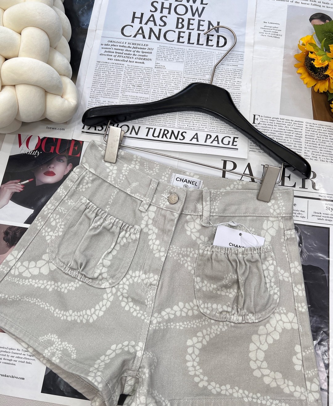 🆕CHANEL小香风coco beach系列新品三色牛仔短裤🩳。粉、蓝、格陵白三色带着浓浓的海风气息登场