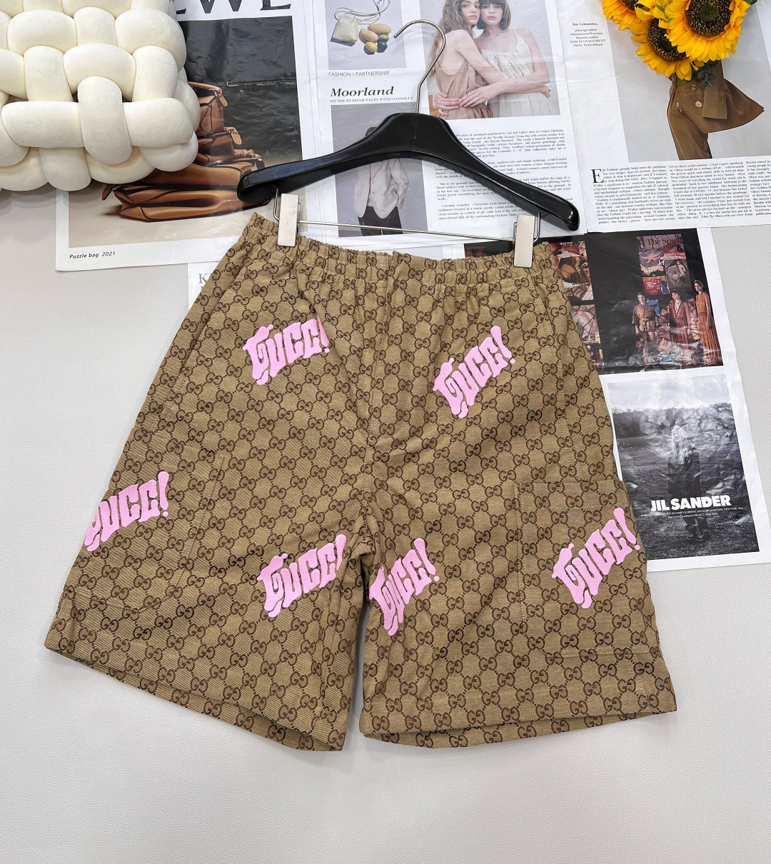 NO:414673,GUCCI full-print presbyopia casual shorts As the darling of the fashion industry, presbyopia high-waisted embroidered shorts. The presbyopia heart is melted after all, but it has extremely high recognition!  He has always stood firm in the trend world with the highest attitude!  Italian custom jacquard cotton fabric feels soft and comfortable, comfortable and textured on the face, stylish and not hard version, the iconic double G presbyopia pattern carries the profound heritage of the brand, and it has a unique charm in time, unforgettable at a glance. The playful pink 'GUCCI' jumps on it, breaking the convention and injecting youthful vitality and street attitude into the classics. It has good breathability, whether it is walking on the streets of the city or enjoying leisure and holidays, it can give you a free experience. The loose style does not restrict the body, cleverly modify the leg lines, and adapt to a variety of styles of dressing. Easy to match with a simple solid color T-shirt or a trendy printed top to create an eye-catching look, helping you stand out from the crowd and show your luxurious style and personal charm. Every needle and thread are considered strict quality requirements!  Comfortable upper body, showing quality and classy!  He is very elegant when wearing whatever he wants!  It can be easily controlled regardless of age!  Complete three standards!  Size sml code, gucci, shorts,tees,t-shirt,alexander wang19860909GUCCI 满印老花休闲短裤 作为时尚界的宠儿 老花高腰刺绣短裤 看双G老花心都熔化了毕竟可是拥有极高的辨识度！一直都以最高的姿态在潮流界中屹立不倒！ 意大利定制提花棉面料手感柔软舒适,穿上身舒适有质感,有型不硬版,标志性的双G老花图案,承载品牌深厚底蕴,于时光中沉淀出独特韵味,一眼难忘.俏皮粉色“GUCCI”字样跳跃其上,打破常规,为经典注入年轻活力与街头态度. 兼具良好透气性,无论是漫步都市街头,还是享受休闲假日,都能给予自在体验.宽松版型,不束缚身形,巧妙修饰腿部线条,适配多元穿搭风格.轻松搭配简约纯色T恤或潮流印花上衣,即可打造吸睛造型,助你在人群中脱颖而出,彰显奢华格调与个性魅力.一针一线都考量严苛的品质要求！ 上身舒服 彰显品质 且有档次感！随便穿穿都很有气质！不分年龄段都可以轻松驾驭！三标齐全！ 尺码sml 编码,,gucci,shorts,tees，t-shirt,alexander wang,Women's clothing