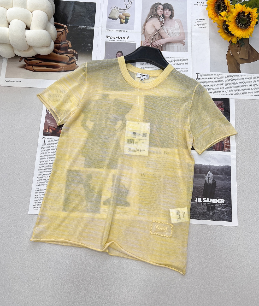 NO:414687,CHANEL25SS new small fragrance translucent short sleeves, a perfect fusion of fashion and quality. The YB development model is adopted, and the yarn is fixed and weaving is controlled from the source to ensure that every detail is highly consistent with the original (YB). In terms of color, fresh yellow and soft pink are all bright appearances in summer, like sunshine and flowers, bringing full vitality and romantic atmosphere. The light and transparent fabric has a unique hazy beauty, revealing a fresh and refreshing sexy, adding a coolness and chic to the hot summer. The exquisite brand logo details show the luxurious style in a low-key manner. Whether it is walking on the street with casual shorts or attending a light social occasion with a skirt, you can easily control it, helping you stand out among the summer crowd and show your unique fashion taste. Two colors are complete with three standards. Size sml  encoding, chanel, skirts, shorts, T-shirt, alexander wang19860909CHANEL25SS新款小香透视短袖,时尚与品质的完美融合.采用YB开发模式,定织定染纱线,从源头把控品质,确保每一处细节都与原版（YB）高度一致. 色彩上,清新的黄色与柔美的粉色,皆是夏日里的亮眼存在,如阳光与繁花,带来满满的活力与浪漫氛围.轻薄透视的面料,有着独特的朦胧美感,若隐若现间流露小清新般的性感,为炎炎夏日增添一份清凉与别致. 精致的品牌标识细节,低调彰显奢华格调.无论是搭配休闲短裤漫步街头,还是与半身裙组合出席轻社交场合,都能轻松驾驭,助你在夏日人群中脱颖而出,展现独特时尚品味.两色出三标齐全 尺码sml 编码,,chanel,skirts,shorts,T-shirt,alexander wang,Women's clothing