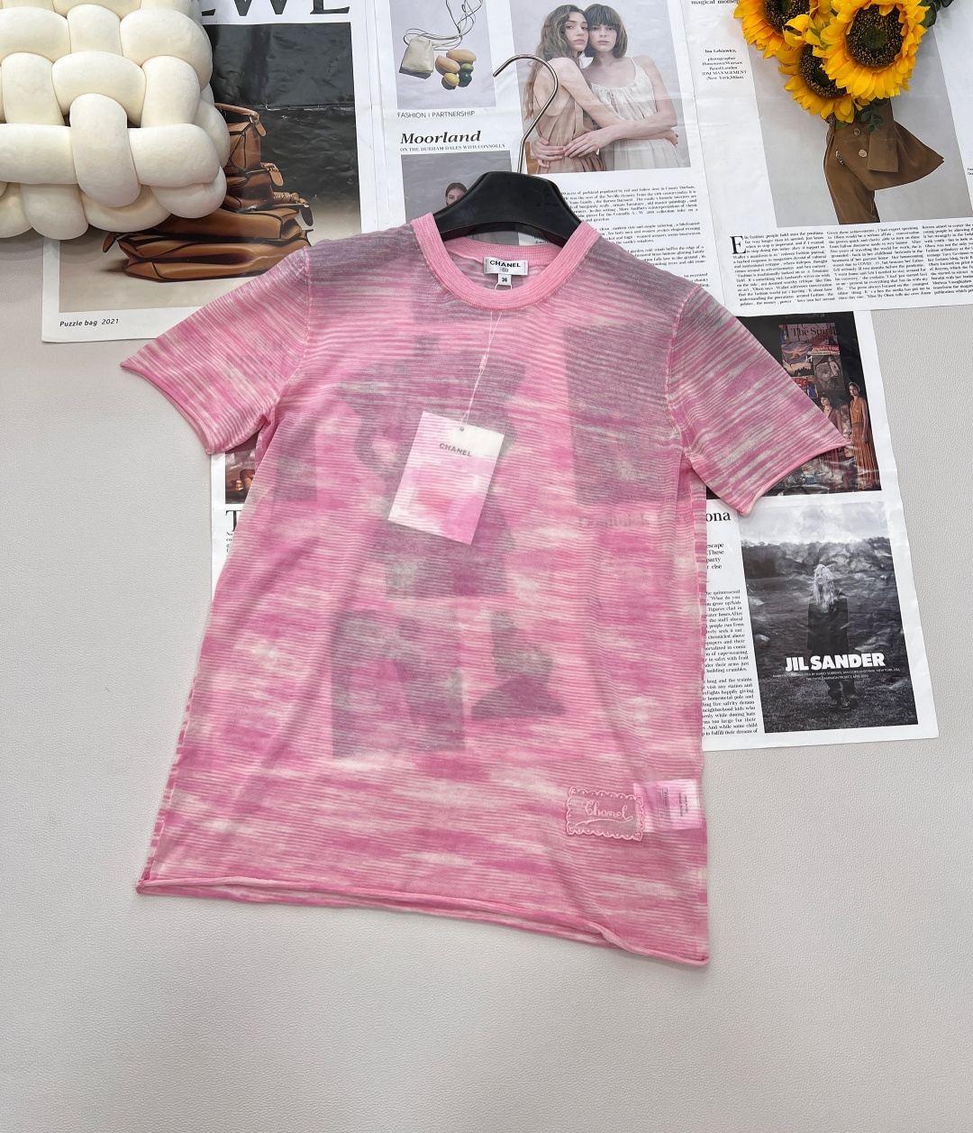 NO:414748,CHANEL25SS new small fragrance translucent short sleeves, a perfect fusion of fashion and quality. The YB development model is adopted, and the yarn is fixed and weaving is controlled from the source to ensure that every detail is highly consistent with the original (YB). In terms of color, fresh yellow and soft pink are all bright appearances in summer, like sunshine and flowers, bringing full vitality and romantic atmosphere. The light and transparent fabric has a unique hazy beauty, revealing a fresh and refreshing sexy, adding a coolness and chic to the hot summer. The exquisite brand logo details show the luxurious style in a low-key manner. Whether it is walking on the street with casual shorts or attending a light social occasion with a skirt, you can easily control it, helping you stand out among the summer crowd and show your unique fashion taste. Two colors are complete with three standards. Size sml  eds, chanel, skirts, shorts, T-shirt, alexander wang19860909CHANEL25SS新款小香透视短袖,时尚与品质的完美融合.采用YB开发模式,定织定染纱线,从源头把控品质,确保每一处细节都与原版（YB）高度一致. 色彩上,清新的黄色与柔美的粉色,皆是夏日里的亮眼存在,如阳光与繁花,带来满满的活力与浪漫氛围.轻薄透视的面料,有着独特的朦胧美感,若隐若现间流露小清新般的性感,为炎炎夏日增添一份清凉与别致. 精致的品牌标识细节,低调彰显奢华格调.无论是搭配休闲短裤漫步街头,还是与半身裙组合出席轻社交场合,都能轻松驾驭,助你在夏日人群中脱颖而出,展现独特时尚品味.两色出三标齐全 尺码sml 编,,chanel,skirts,shorts,T-shirt,alexander wang,Women's clothing