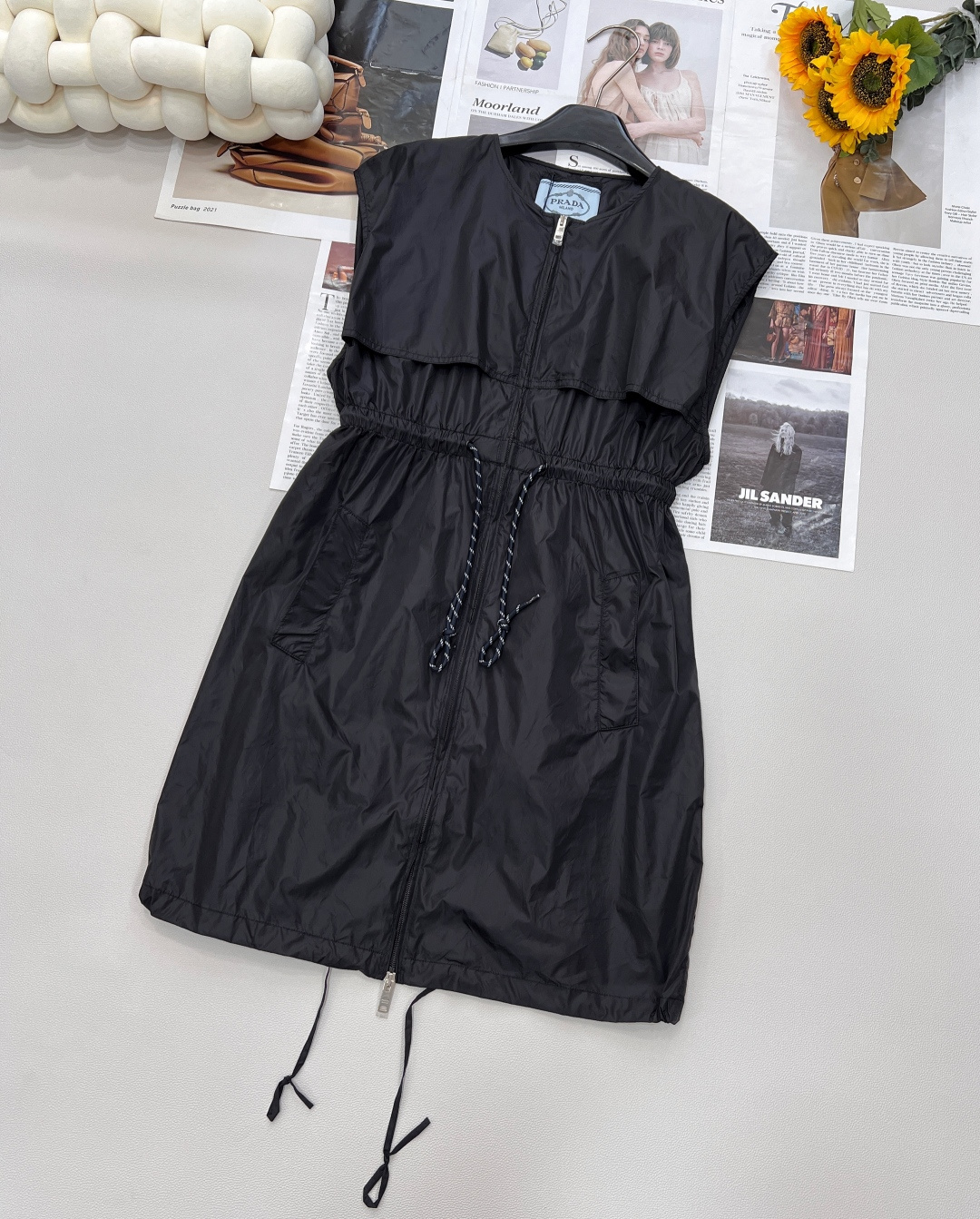 NO:414756,The new early spring product of PRA 25SS is coming. This burgundy nylon dress is the best choice for sweet and cool girls to go out on the street every day. It uses tech nylon fabric, which combines light texture and durability, and is comfortable to wear. The iconic triangle logo on the back shows the brand style in a low-key manner, and the upper body has a handsome aura. The drawstring design at the waist and hem is the finishing touch. With a light pull, you can shape graceful curves at your heart, highlighting the slender waist, and creating a sense of long legs. It can be salty or sweet, and the style can be switched freely. It can be matched with white shoes and baseball caps to create a casual and sweet girl look; it can also be matched with Martin boots and denim jackets to unlock a cool and cool street style.  Whether you are strolling on the streets of spring or making afternoon tea with friends, this dress can easily become the focus and is an indispensable fashion item in the fashionable closet. The three standards are complete and two colors are available in size sml code, prada, boots, skirts, jackets & coats, hats, alexander wang19860909PRA 25SS早春新品来袭,这款酒红色尼龙连衣裙,是甜酷女孩日常出街的不二之选. 采用科技布尼龙面料,兼具轻盈质感与耐用性,穿着舒适自在.后背标志性三角标装饰,低调间彰显品牌格调,上身自带帅气气场.  腰部与下摆的抽绳设计堪称点睛之笔.轻轻一拉,即可随心塑造曼妙曲线,凸显纤细腰身,打造大长腿既视感.可盐可甜,风格切换自如.既能搭配小白鞋与棒球帽,营造休闲甜美的元气少女look；也能配上马丁靴与牛仔外套,解锁又飒又酷的街头潮流风.  无论是漫步在春日街头,还是与好友相约下午茶,这件连衣裙都能让你轻松成为焦点,是时髦精衣橱中不可或缺的时尚单品.三标齐全两色出 尺码sml 编码,,prada,boots,skirts,jackets & coats,hats,alexander wang,Women's clothing