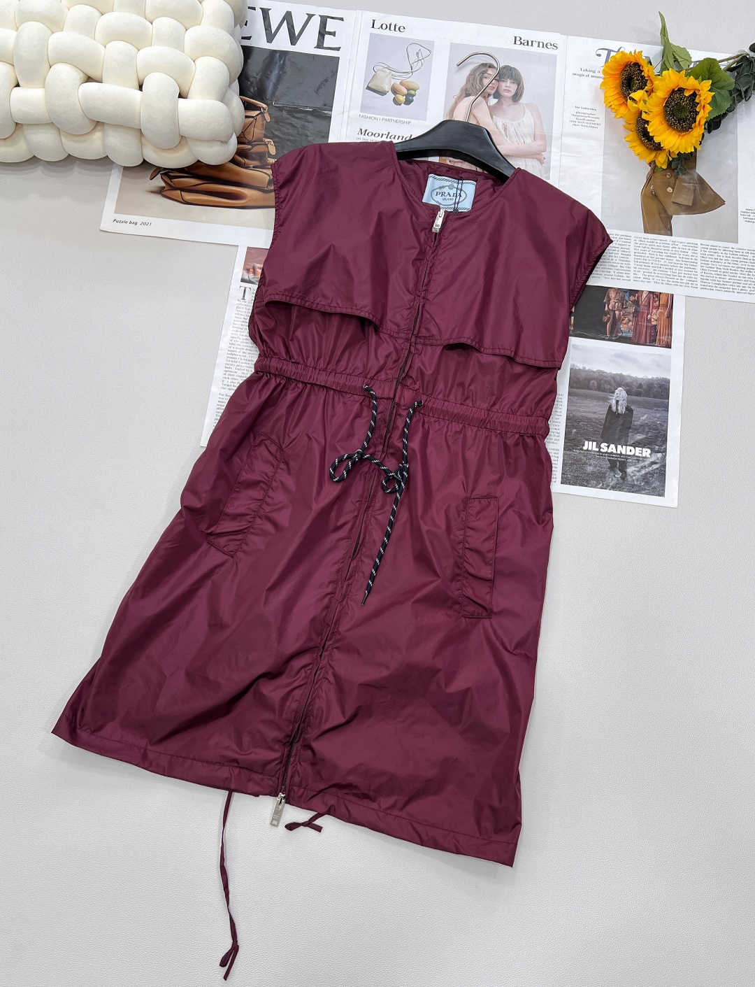 NO:414770,The new early spring product of PRA 25SS is coming. This burgundy nylon dress is the best choice for sweet and cool girls to go out on the street every day. It uses tech nylon fabric, which combines light texture and durability, and is comfortable to wear. The iconic triangle logo on the back shows the brand style in a low-key manner, and the upper body has a handsome aura. The drawstring design at the waist and hem is the finishing touch. With a light pull, you can shape graceful curves at your heart, highlighting the slender waist, and creating a sense of long legs. It can be salty or sweet, and the style can be switched freely. It can be matched with white shoes and baseball caps to create a casual and sweet girl look; it can also be matched with Martin boots and denim jackets to unlock a cool and cool street style.  Whether you are strolling on the streets of spring or making afternoon tea with friends, this dress can easily become the focus and is an indispensable fashion item in the fashionable closet. The three standards are complete and two colors are available in size sml code, prada, boots, skirts, jackets & coats, hats, alexander wang19860909PRA 25SS早春新品来袭,这款酒红色尼龙连衣裙,是甜酷女孩日常出街的不二之选. 采用科技布尼龙面料,兼具轻盈质感与耐用性,穿着舒适自在.后背标志性三角标装饰,低调间彰显品牌格调,上身自带帅气气场.  腰部与下摆的抽绳设计堪称点睛之笔.轻轻一拉,即可随心塑造曼妙曲线,凸显纤细腰身,打造大长腿既视感.可盐可甜,风格切换自如.既能搭配小白鞋与棒球帽,营造休闲甜美的元气少女look；也能配上马丁靴与牛仔外套,解锁又飒又酷的街头潮流风.  无论是漫步在春日街头,还是与好友相约下午茶,这件连衣裙都能让你轻松成为焦点,是时髦精衣橱中不可或缺的时尚单品.三标齐全两色出 尺码sml 编码,,prada,boots,skirts,jackets & coats,hats,alexander wang,Women's clothing