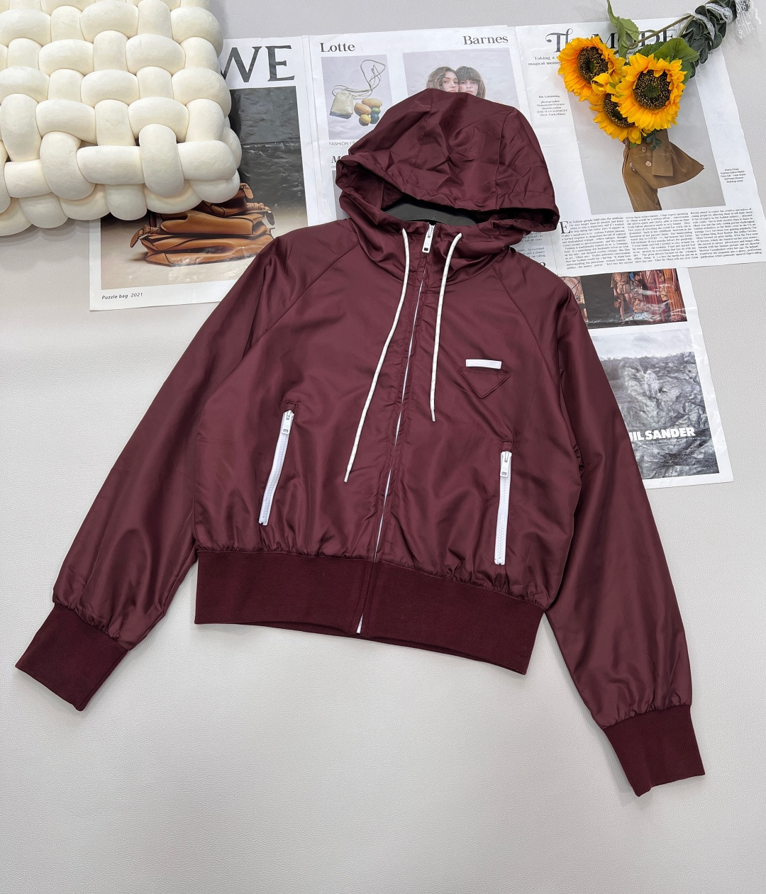 NO:414786,Prada25Ss early spring new triangle light and short hooded jacket | Exclusive yb development!  High-end production!  Combining the collision design of workwear and windbreaker and sunscreen, custom imported density imported fabric, special materials have a texture, every small detail pays great attention to the right sense of high-end, three-dimensional tailoring makes the upper body of the ready-to-wear more exquisite and fashionable, the real thing is so great, the workmanship is fine, look at the details, the three standards are complete, large goods are shipped SML code,,prada, jackets & coats, jackets & coats,hats,alexander wang19860909Prada25Ss早春新款三角标轻薄短款连帽夹克外套丨独家yb开发！高版出品！ 结合工装与风衣与防晒衣的碰撞设计 定制进口密度进口面料 特殊材质有肌理感 每个小细节都非常注重 恰到好处的高级感 立体剪裁 让成衣上身更为精致洋气 实物太赞啦 做工精细看细节 三标齐全,大货出 尺码sml 编码,,prada,jackets & coats,jackets & coats,hats,alexander wang,Women's clothing