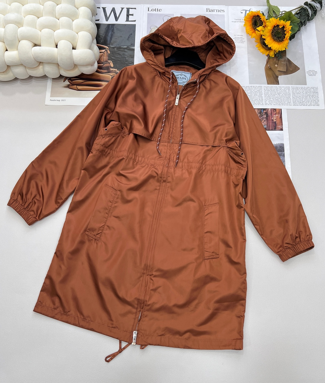 NO:414753,Prada2025 new hooded rope rope charge long jacket, customized YB imported environmentally friendly nylon material, breathable and comfortable, full texture, hooded long jacket style, large body, voxel color, elastic cuffs, fit body, drawstring adjustment at the hem of the hat collar, lighter and flexible adjustment, combined with the breast line layered cloak collar and waist drawstring, achieve the purpose of splitting proportions, get rid of bloat, add pockets to easily store, first-class windproof and cold protection, improve the fashion of outdoor activities, any unforgettable, outstanding and fashionable, custom face accessories, identify the version, two colors, complete three standards, size sml code,,prada, jackets & coats,hats,alexander wang19860909Prada2025新款连帽绞花绳冲锋长外套,定制YB进口环保尼龙材质 透气舒适 质感十足 连帽长款外套版型 大身通体素色 袖口松紧贴合身型 帽领下摆抽绳调节更轻便灵活 配合胸线层叠感披风领和腰间抽绳 达到分割比例目的 摆脱臃肿 增添口袋轻松收纳 防风御寒效果一流 提升户外活动穿搭的时尚度 随意外搭都出彩时髦 定制面辅料 认准版本,两色出,三标齐全 尺码sml 编码,,prada,jackets & coats,hats,alexander wang,Women's clothing