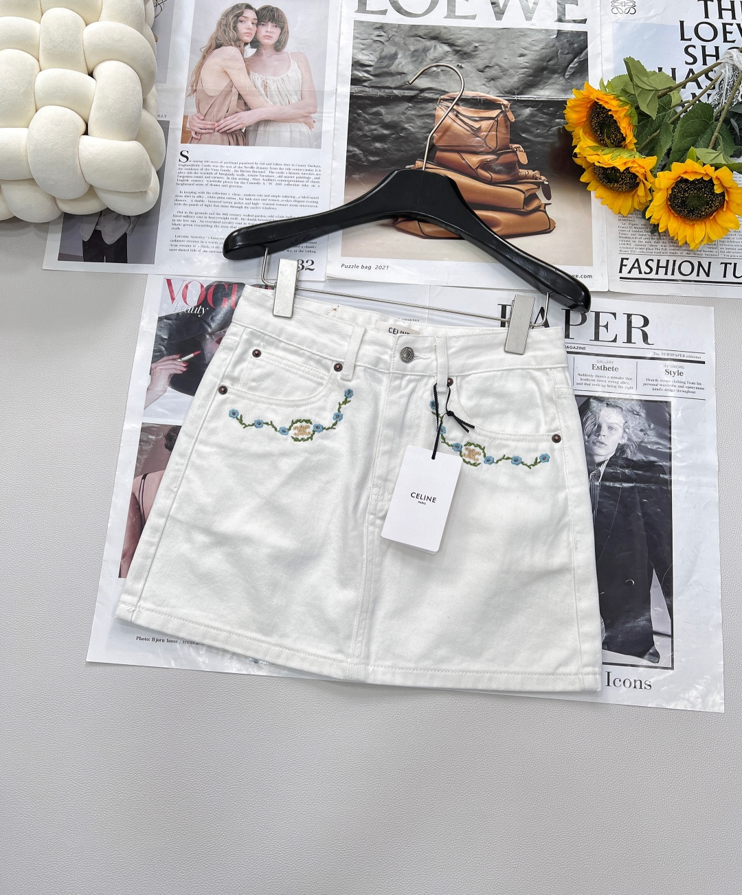 NO:414768,2025 summer new Celine show style, women's white pocket lace embroidered denim skirt, easy to grasp the high-end aura!  The workmanship details are excellent, the A-line style is not picky at all, the high-waist design is elongated on the upper body, and the slim mini denim skirt!  Shorts are also available!  Complete three standards, large-scale products, size sml code, celine, skirts, shorts, alexander wang198609092025夏季新品Celine秀场款,女士白色口袋花边刺绣牛仔半裙,高级气场轻松拿捏！做工细节超级赞,A字版型完全不挑人,高腰设计上身拉长身形,修身迷你牛仔半裙！短裤也有出！三标齐全,大货出 尺码sml 编码,,celine,skirts,shorts,alexander wang,Women's clothing