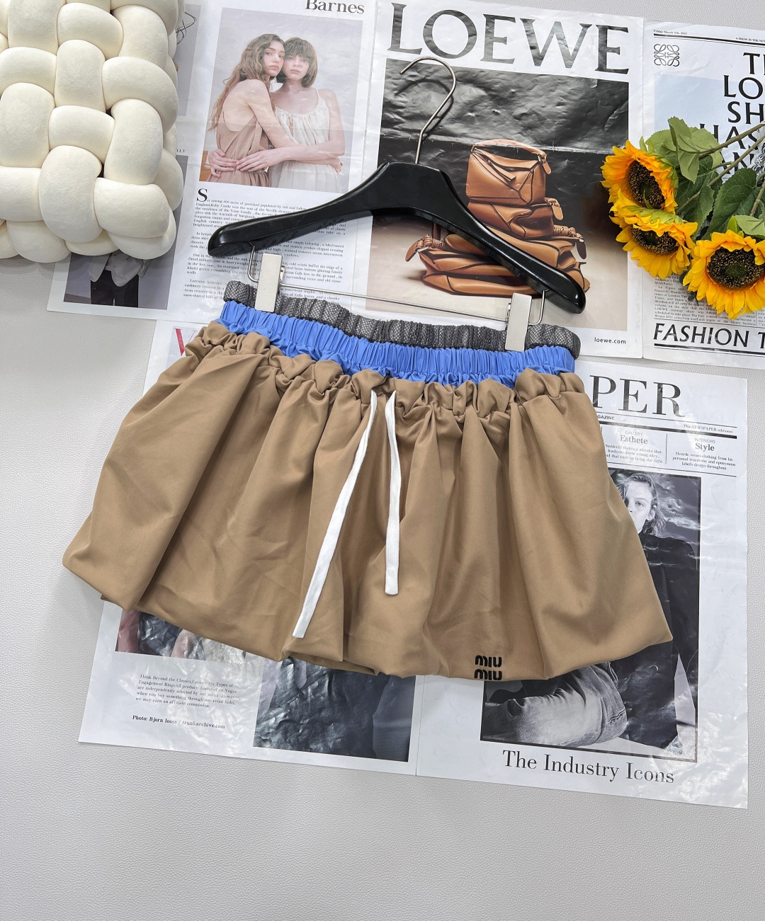 NO:414799,The new Miu Miu 25SS spring and summer model is coming!  This fluffy miniskirt with a bush is simply a brilliant new star in the fashion circle. It has an elegant temperament with an intellectual style, and it can easily grasp the retro and fashionable feeling~ It uses custom imported twill cotton fabric, which is crisp and stylish, with a superb texture. The color-blocking design is unique, rich and eye-catching. The drawstring elastic waist style is super friendly to all figures. When you wear it, you will immediately get the comic waist, comfort and fashion sense. Double-layer craftsmanship, the exquisite embroidered letter logo on the skirt body is low-key and luxurious, showing a unique taste. Whether it is paired with a simple white shirt to create an intellectual college style, or with a colorful sweater to take the playful sweet girl route, this skirt can be perfectly adapted. A must-have for retro sweet girls, which can be sweet or salty, making you the most beautiful cub on the street this spring and summer in this spring and summer  The number is limited, sisters should hurry up and take this fashion and exquisiteness into your pocket~ The three standards are complete!  Size sml code, miumiu, skirts, shirts, alexander wang19860909Miu Miu 25SS春夏新款来袭啦！这条花苞蓬蓬超短半裙,简直是时尚圈的一颗璀璨新星 自带知识分子风的优雅气质,轻松拿捏复古时髦感~ 它采用定制进口斜纹纯棉面料,挺括有型,质感超绝 拼色设计独具匠心,层次丰富又吸睛.抽绳松紧腰版型,对各种身材都超友好,穿上身立马get漫画腰,舒适度与时尚感双在线~ 双层工艺,裙身精致的刺绣字母logo,低调中透着奢华,彰显独特品味. 不管是搭配简约白衬衫打造知性学院风,还是配上彩色针织衫走俏皮甜妹路线,这条裙子都能完美适配.复古风甜妹必备,可甜可盐,让你在这个春夏成为街头最靓的崽 数量有限,姐妹们快冲,把这份时尚与精致收入囊中~三标齐全！ 尺码sml 编码,,miumiu,skirts,shirts,alexander wang,Women's clothing