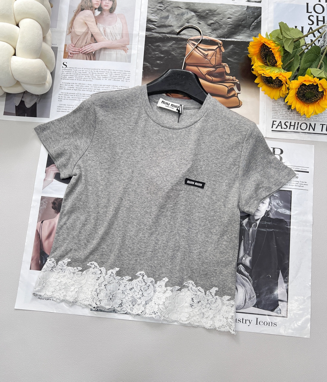 NO:414739,Miumiu25Ss spring and summer new micro-label lace edge splicing round neck short short sleeve T-shirt | Exclusive yb development!  High-end production!  Customized fabrics, soft, delicate, huge and comfortable, classic brand logo patch embellishments, layered inner layer or single wear, complete three-standards!  Two colors out size sml code, miumiu, T-shirt,tees, t-shirt,alexander wang19860909Miumiu25Ss春夏新款微标蕾丝边拼接圆领短款短袖T恤丨独家yb开发！高版出品！定制面料,柔软细腻巨巨巨舒服,经典品牌logo贴布点缀,内搭叠穿或单穿都可以,三标齐全！两色出 尺码sml 编码,,miumiu,T-shirt,tees，t-shirt,alexander wang,Women's clothing