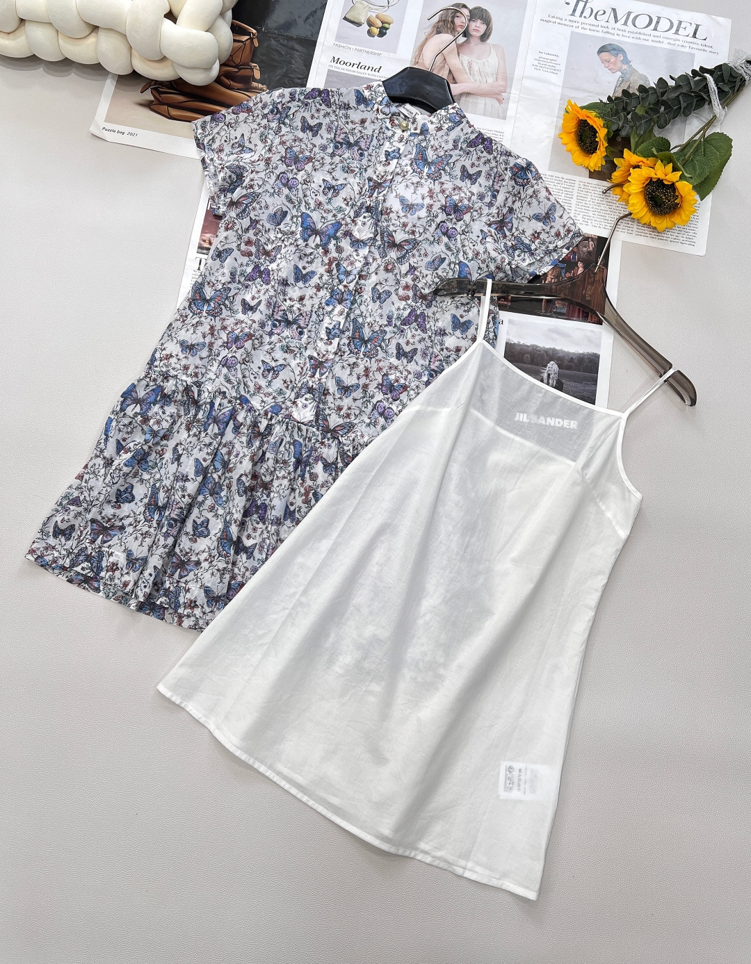 NO:414754,DIR2025SS's new printed puff sleeve dress is made of customized YB twill cotton fabric, breathable and skin-friendly, bringing the ultimate comfort experience and showing the quality style. - The neckline and sleeve-shaped stand collar are paired with puff short sleeves, which are playful in retro, modifying the neck lines and showing a sweet and elegant temperament. - The pattern is full of butterflies and plant vines, and the size is staggered and lifelike, as if the natural agility and mystery are worn on the body. - The overall style is loose and A-shaped, not picking on the figure, easily accommodates all kinds of figures, and is free and unrestrained. - The wrinkles at the low waist are stacked into lace, and are built with heavy workmanship to increase the sense of mass and highlight the high-end luxury style of the Dior brand. It is agile and elegant in action, showing the fairy spirit.  The thoughtful inner inner is equipped with a suspender base, which effectively prevents the flesh from being penetrated, ensuring both beauty and practicality. It is a versatile item that can be worn in all seasons, helping you to easily create a high-end temperament image. The three-standard product is complete and large-scale. Size sml code, dior, skirts, T-shirt, alexander wang19860909DIR2025SS新品印花泡泡袖连衣裙,采用定制YB斜纹全棉面料,透气亲肤,带来极致舒适体验,彰显品质格调. - 领口与袖型小立领搭配泡泡短袖,复古中透着俏皮,修饰颈部线条,展现甜美优雅气质. - 图案通体满印蝴蝶与植物藤蔓图案,大小错落有致,栩栩如生,仿佛将自然的灵动与神秘穿于身上 . - 版型整体宽松偏A字版型,不挑身形,轻松包容各种身材,穿着自在无束缚. - 腰部细节低腰处褶皱堆叠成花边,重工打造,增加大体量感,凸显迪奥品牌高级奢华格调 .行动间灵动飘逸,尽显仙气. 贴心内搭内里配有吊带打底,有效防止透肉,既保证美观又兼具实用性,是四季皆可穿搭的百搭单品,助您轻松塑造高阶气质形象.三标齐全大货出 尺码sml 编码,,dior,skirts,T-shirt,alexander wang,Women's clothing