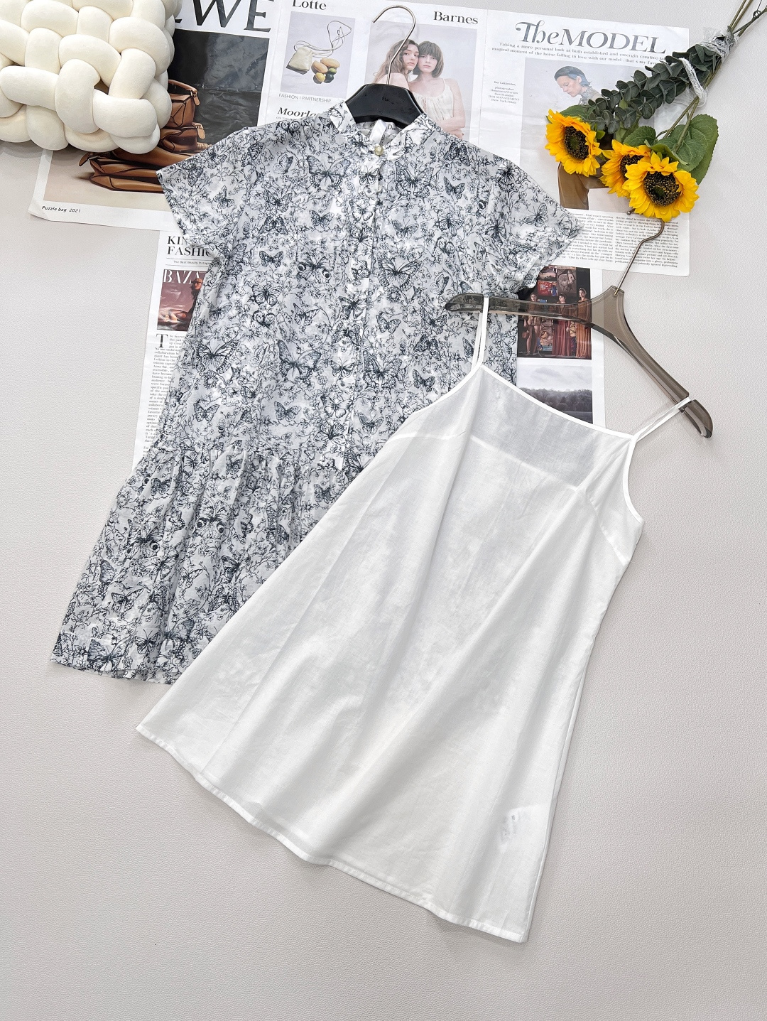 NO:414769,DIR2025SS's new printed puff sleeve dress is made of customized YB twill cotton fabric, breathable and skin-friendly, bringing the ultimate comfort experience and showing the quality style. - The neckline and sleeve-shaped stand collar are paired with puff short sleeves, which are playful in retro, modifying the neck lines and showing a sweet and elegant temperament. - The pattern is full of printed sketches butterflies and plant vines, and the size is staggered and lifelike, as if the natural agility and mystery are worn on the body. - The overall style is loose and A-shaped, not picking on the figure, easily accommodates all kinds of figures, and is free and unrestrained. - The wrinkles at the low waist are stacked into lace, and are built with heavy work to increase the sense of mass and highlight the high-end luxury style of the Dior brand. It is agile and elegant in action, showing the fairy spirit.  The thoughtful inner inner is equipped with a suspender base, which effectively prevents the flesh from being penetrated, ensuring both beauty and practicality. It is a versatile item that can be worn in all seasons, helping you to easily create a high-end temperament image. The three-standard product is complete and large-scale. Size sml code, dior, skirts, T-shirt, alexander wang19860909DIR2025SS新品印花泡泡袖连衣裙,采用定制YB斜纹全棉面料,透气亲肤,带来极致舒适体验,彰显品质格调. - 领口与袖型小立领搭配泡泡短袖,复古中透着俏皮,修饰颈部线条,展现甜美优雅气质. - 图案通体满印素描蝴蝶与植物藤蔓图案,大小错落有致,栩栩如生,仿佛将自然的灵动与神秘穿于身上 . - 版型整体宽松偏A字版型,不挑身形,轻松包容各种身材,穿着自在无束缚. - 腰部细节低腰处褶皱堆叠成花边,重工打造,增加大体量感,凸显迪奥品牌高级奢华格调 .行动间灵动飘逸,尽显仙气. 贴心内搭内里配有吊带打底,有效防止透肉,既保证美观又兼具实用性,是四季皆可穿搭的百搭单品,助您轻松塑造高阶气质形象.三标齐全大货出 尺码sml 编码,,dior,skirts,T-shirt,alexander wang,Women's clothing