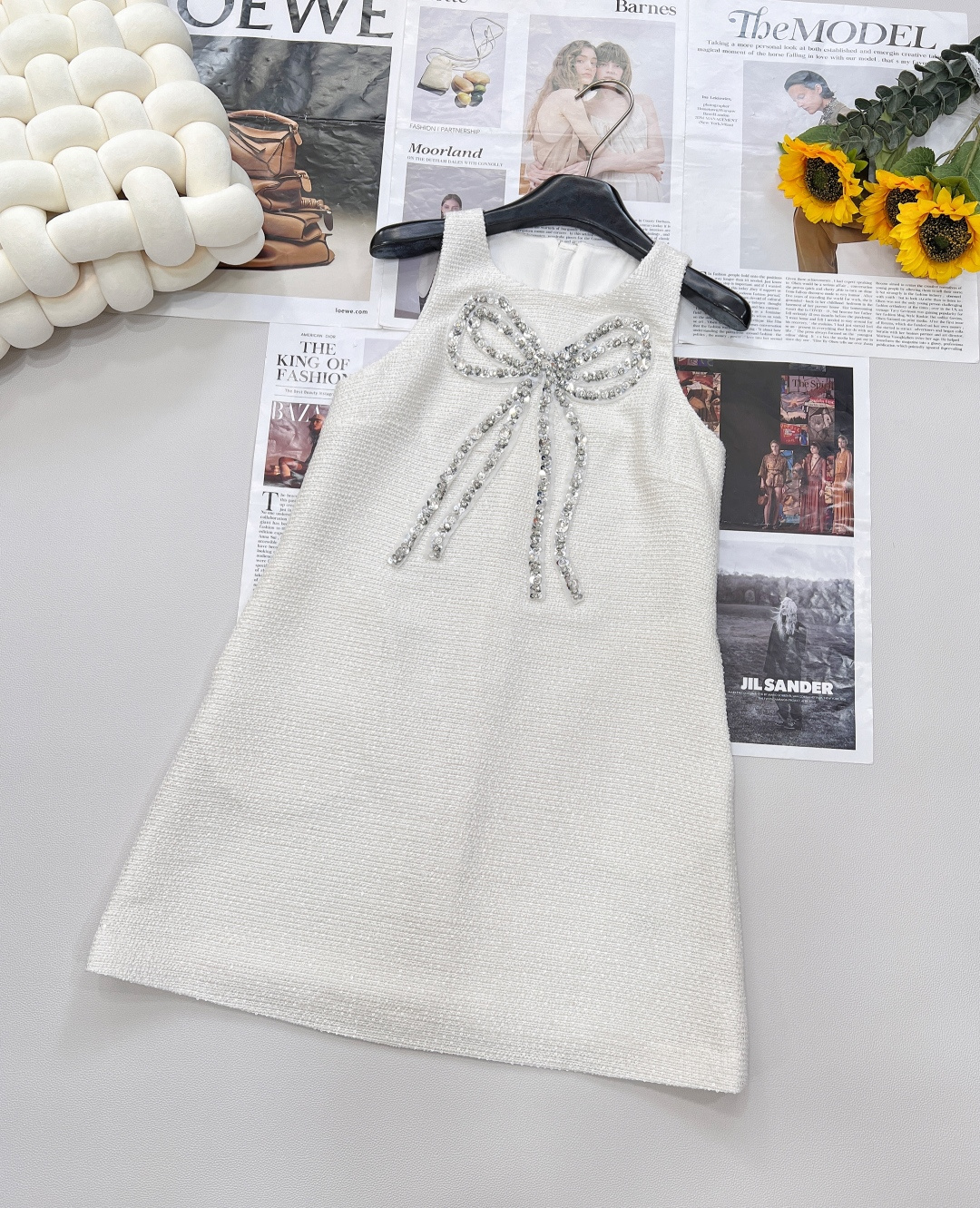 NO:414785,JORYA 25SS exquisite silver bow A-version sleeveless dress, encountering the atmosphere of a daughter, every girl has a princess dream in her heart. JORYA's dress is a magic robe that dreams are reflected in reality - at the neckline, the exquisite silver bright bow stands eye-catching. It is not ordinary decoration, but is made of exquisite craftsmanship. Every line is smooth and elegant, and every embellishment is carefully inlaid. Under the light, it reflects a charming luster, just like the twinkling stars in the night sky, instantly capturing everyone's eyes. - Classic A-version contours, with clever lines with narrow tops and wide bottoms, as romantic as the princess's skirt. This style is extremely friendly to all kinds of figures, which can not only outline the soft lines on the shoulders, but also create a lively and elegant feeling at the hem of the skirt, showing an elegant posture while walking.  The material is exquisite and the texture is excellent. High-quality fabric is used, which has a soft and delicate touch, and it feels like being gently embraced when worn. The fabric has a crisp texture, allowing the skirt to always maintain a beautiful shape and not easily deformed. Whether it is a daily street or an important occasion, it can always maintain a delicate appearance. The style is versatile and the charm is upgraded!  Large-scale size sml code, skirts, alexander wang19860909JORYA 25SS精致银色蝴蝶结A版无袖连衣裙,邂逅千金氛围感每个女孩心中都有一个公主梦,JORYA这款连衣裙,就是梦想照进现实的魔法衣 - 领口处,精致的银色亮色蝴蝶结夺目而立.它并非普通装饰,而是由精湛工艺打造,每一处线条都流畅优雅,每一颗缀饰都精心镶嵌 .在光线之下,折射出迷人光泽,宛如夜空中闪烁的星辰,瞬间抓住众人目光. - 经典A版轮廓,上窄下宽的巧妙线条,如同公主的裙摆般浪漫.这种版型对各种身材极度友好,既能勾勒出肩部的柔美线条,又能在裙摆处营造出灵动飘逸感,行走间尽显优雅姿态 . 材质考究,质感上乘,选用高品质面料,触感柔软细腻,贴肤穿着如被轻柔拥抱.面料兼具挺括质感,让裙子时刻保持优美形态,不易变形,无论是日常出街还是重要场合,都能时刻维持精致模样 .风格百搭,魅力升级！大货出 尺码sml 编码,,skirts,alexander wang,Women's clothing