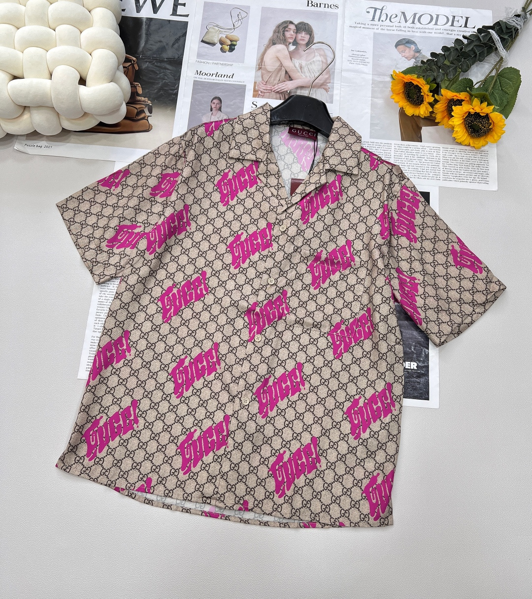 NO:414801,GUCCI's new double G logo top shorts suit. The design is eye-catching and the personality is eye-catching. The iconic double G logo covers the body, and the barrage style jumps in color, breaks the convention and is extremely imaginative. The vitality powder collides with the classic background color, instantly attracts attention, and the upper body instantly becomes the focus of the street, full of youth and vitality. Customized fabrics, silky and silky, close-fitting, and full of comfort. Not only breathable and sweat-free, but also show the high-end texture. Fine workmanship, every stitching and every detail can withstand exquisiteness, with high-quality quality, showing the style of a big brand.  Flexible outfits, versatile styles, suit form, overall outfits show coordination and unity, full of aura; when paired separately, tops can be mixed with jeans, short skirts, etc., unlock different styles; shorts can also be matched with simple white T items to create a variety of looks. Whether it is a casual date or a fashionable party, you can easily control it. One set or a separate match can be used. The first large item has been released. A must-have for fashionable things!  Three-standard large-scale goods, size sml shirt code, gucci, skirts, shorts, jeans, shirts, alexander wang19860909GUCCI新款双G Logo上衣短裤套装.设计夺目,个性张扬,标志性双G Logo铺满衣身,弹幕式跳跃色彩,打破常规,极具想象力.活力粉与经典底色碰撞,瞬间吸睛,上身秒变街头焦点,青春活力满溢.定制面料,触手丝滑,贴身穿,舒适感爆棚,不仅透气排汗,更彰显高级质感.精细做工,每一处缝线、每一个细节都经得起考究,品质上乘,尽显大牌风范 . 穿搭灵活,造型百变,套装形式,整体穿搭尽显协调统一,气场十足；分开搭配,上衣可与牛仔裤、短裙等混搭,解锁不同风格；短裤也能搭配简约白T等单品,打造多样look.无论是休闲约会,还是时尚聚会,都能轻松驾驭 .一套或者分开搭配都可以 首单大货已出 时髦精必备！三标齐全大货出 尺码sml 衬衫编码,,gucci,skirts,shorts,jeans,shirts,alexander wang,Women's clothing