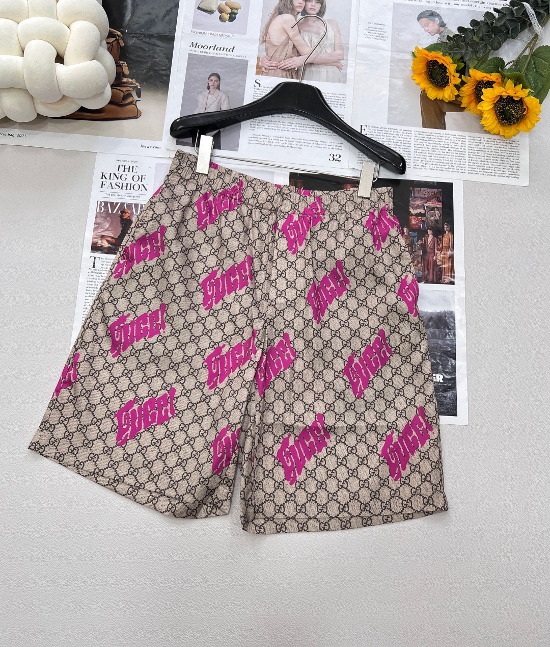 NO:414815,GUCCI's new double G logo top shorts suit. The design is eye-catching and the personality is eye-catching. The iconic double G logo covers the body, and the barrage style jumps in color, breaks the convention and is extremely imaginative. The vitality powder collides with the classic background color, instantly attracts attention, and the upper body instantly becomes the focus of the street, full of youth and vitality. Customized fabrics, silky and silky, close-fitting, and full of comfort. Not only breathable and sweat-free, but also show the high-end texture. Fine workmanship, every stitching and every detail can withstand the exquisiteness, with high-quality quality, showing the style of a big brand.  Flexible outfits, versatile styles, suit form, overall outfits show coordination and unity, full of aura; when paired separately, tops can be mixed with jeans, short skirts, etc., unlock different styles; shorts can also be matched with simple white T items to create a variety of looks. Whether it is a casual date or a fashionable party, you can easily control it. One set or a separate match can be used. The first large item has been released. A must-have for fashionable things!  Three-standard large-scale goods, size sml shorts, gucci, skirts, shorts, jeans, alexander wang19860909GUCCI新款双G Logo上衣短裤套装.设计夺目,个性张扬,标志性双G Logo铺满衣身,弹幕式跳跃色彩,打破常规,极具想象力.活力粉与经典底色碰撞,瞬间吸睛,上身秒变街头焦点,青春活力满溢.定制面料,触手丝滑,贴身穿,舒适感爆棚,不仅透气排汗,更彰显高级质感.精细做工,每一处缝线、每一个细节都经得起考究,品质上乘,尽显大牌风范 . 穿搭灵活,造型百变,套装形式,整体穿搭尽显协调统一,气场十足；分开搭配,上衣可与牛仔裤、短裙等混搭,解锁不同风格；短裤也能搭配简约白T等单品,打造多样look.无论是休闲约会,还是时尚聚会,都能轻松驾驭 .一套或者分开搭配都可以 首单大货已出 时髦精必备！三标齐全大货出 尺码sml 短裤编码,,gucci,skirts,shorts,jeans,alexander wang,Women's clothing