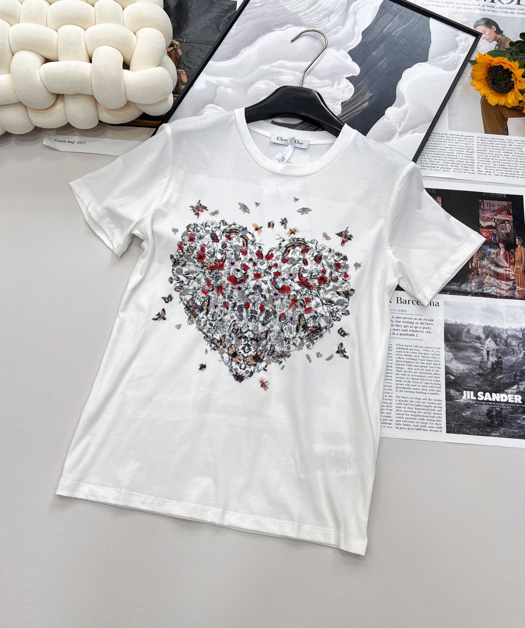 NO:414846,DIOR Limited Heavy Industry Butterfly Floral Embroidery Short-sleeved T-shirt **Song Fairy | High-grade Heavy Industry Embroidery Inspired by nature, DIOR craftsmanship creates a limited Heavy Industry T-shirt with three-dimensional butterfly and floral embroidery, each needle interprets romantic poetry. Heavy cotton-linen blended fabric, soft and foggy luster, and the skin is complemented by the skin. The floral letters on the chest are combined into a visual sense of love. The back collar bee logo decoration creates a unique style that is casual and casual. The brand's high-end design feels full. The inner wear is brilliant and fashionable!  The embroidery on the chest is very exquisite, the refreshing and fashionable tee is so beautiful, the small round neck is used to make the hem of the hand sleeves, highlighting the fashionable atmosphere. The upper body is the rich girl. Size sml code, dior, T-shirt, tees, t-shirt, alexander wang19860909DIOR 限定款重工蝴蝶花卉刺绣短袖T恤 **森系仙气｜高定级重工刺绣 以自然为灵感,DIOR匠心打造限定款森系T恤,满幅立体蝴蝶与花卉刺绣,每一针皆诠释浪漫诗意.重磅棉麻混纺面料,柔雾光泽衬肤. 胸前花体字母森系自然风格印花图案 组合成爱心即视感 搭配后领蜜蜂徽标装饰,打造仙气中不失休闲的个性风格 品牌高级设计感拉满 单穿内搭都出彩时髦！ 胸前刺绣非常考究工艺,清爽又时髦的tee也太好看啦,小圆领做旧 手袖下摆都做磨破设计,突出时髦氛围感.上身就是富家千金大小姐 尺码sml 编码,,dior,T-shirt,tees，t-shirt,alexander wang,Women's clothing