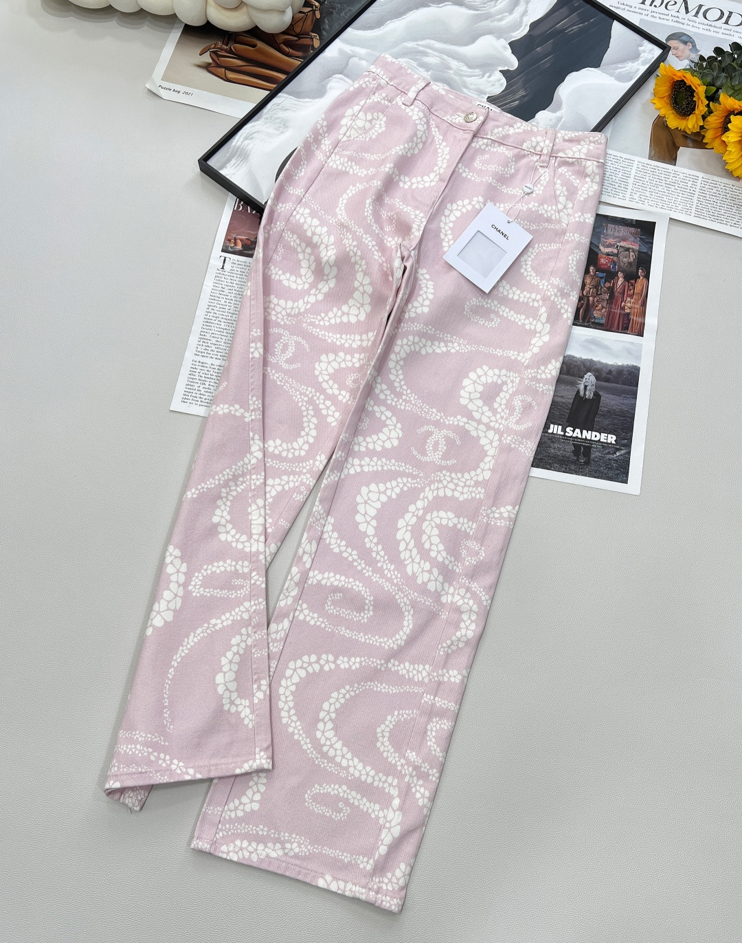 NO:687538,CHABNEL25 coco beach series debuts with a strong sea breeze atmosphere ~ Inspired by Gabrielle Chanel's beloved seaside vacation, it perfectly combines the relaxation of the Hamptons with the retro style of the 1990s. This season focuses on black and white rhombus, pastel colors and marine elements (such as starfish, stripes, etc.), fresh and fashionable. Three standards are complete, three colors are available. Size 36/38/40 Coding,,chanel,19860909CHABNEL25 coco beach系列带着浓浓的海风气息登场啦～ 灵感来自嘉柏丽·香奈儿热爱的海滨假期,将汉普顿的松 弛感与90年代复古风完 美结合.这一季主打黑白菱格、粉彩色系和海洋元素（像海星、条纹等）,清新又有时髦感.三标齐全,三色出 尺码36/38/40 编码,,chanel,,Women's clothing