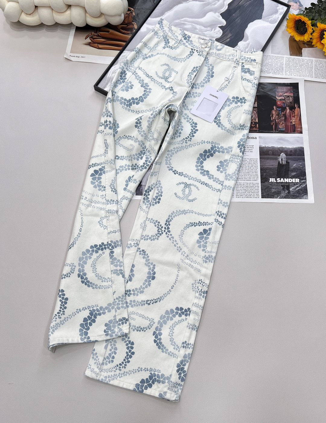 NO:416440,The CHABNEL25 coco beach series is launched with a strong sea breeze~ Inspired by the seaside holidays that Gabriel Chanel loves, it combines the relaxed and relaxing Hampton with the retro style of the 1990s. This season focuses on black and white diamonds, pastel colors and marine elements (such as starfish, stripes, etc.), which is fresh and fashionable. Three standards are complete, three colors are out of size 36/38/40. Code X, chanel, alexander wang19860909CHABNEL25 coco beach系列带着浓浓的海风气息登场啦～ 灵感来自嘉柏丽·香奈儿热爱的海滨假期,将汉普顿的松 弛感与90年代复古风完 美结合.这一季主打黑白菱格、粉彩色系和海洋元素（像海星、条纹等）,清新又有时髦感.三标齐全,三色出 尺码36/38/40 编码X,,chanel,alexander wang,Women's clothing