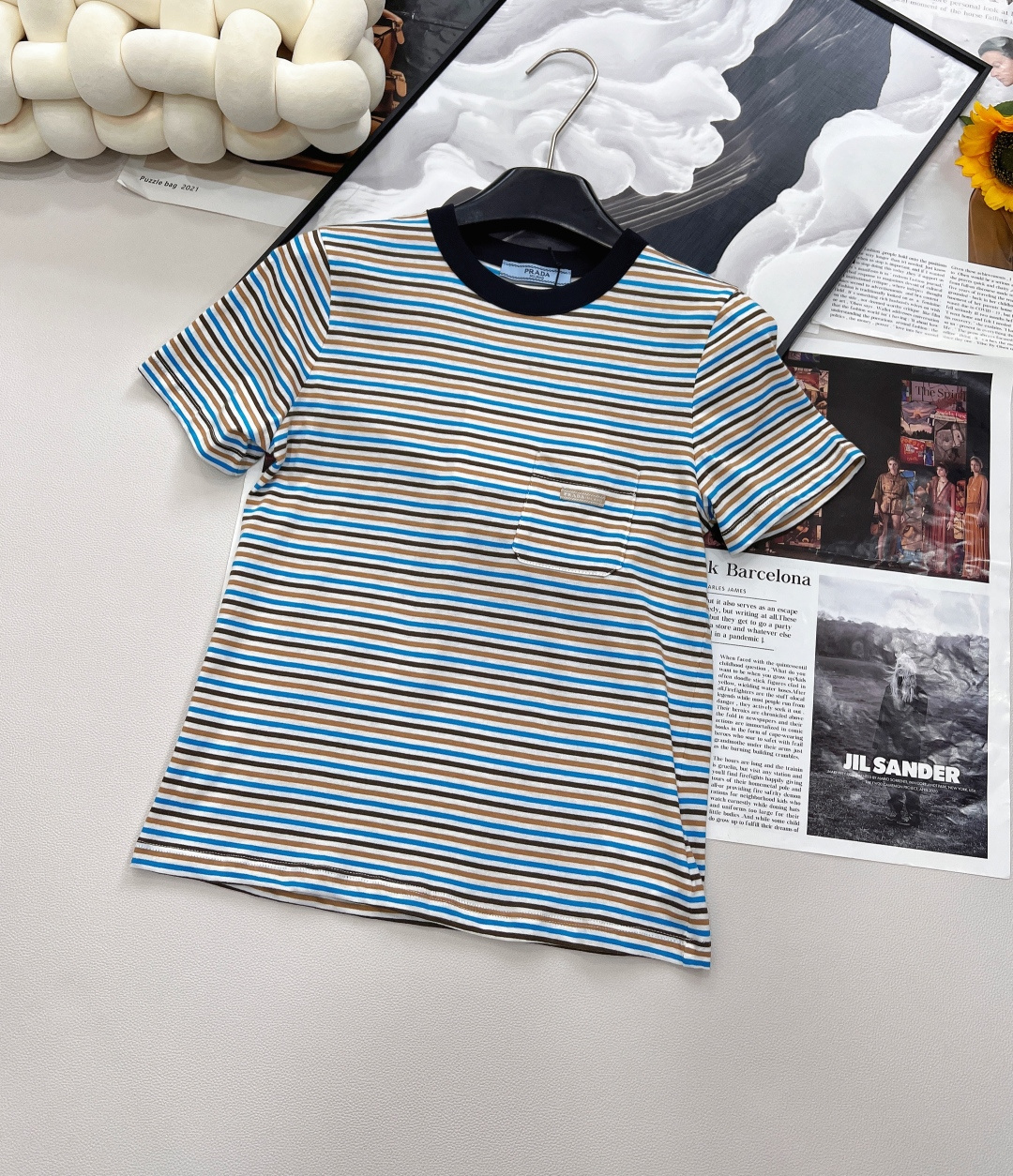 NO:416404,PRADA25Ss spring and summer new contrasting striped pocket micro-label decorative short-sleeved T-shirt, exclusive yb development, high-end production, precision plain cotton fabric, breathable, comfortable, simple and comfortable. Contrasting stripes crisscross, breaking the monotony, and seem to tell the rebelliousness and uninhibitedness of fashion; the iconic embroidery logo on the chest is the condensation of the brand's soul, showing the luxury aura in low-key. The pocket design adds practicality and playfulness, and every detail shows a unique taste. It also gives the infinite possibilities of multiple stacking, or just wear it alone to interpret pure simplicity, or superimposed with jackets and accessories to create a personal spark, unlocking all kinds of shapes. Two colors are complete with three standards. Size sml code, prada, jackets & coats, T-shirt,tees, t-shirt, alexander wang19860909PRADA25Ss春夏新款撞色条纹口袋微标装饰短袖T恤,独家yb开发,高版出品,精密平纹棉质面料,透气又舒适,简约舒适.撞色条纹纵横交错,打破单调,似在诉说着时尚的叛逆与不羁；胸口标志性刺绣徽标,是品牌灵魂的凝聚,低调间尽显奢华气场.口袋设计,增添实用性与俏皮感,每一处细节都在彰显独特品味.更赋予多件叠搭的无限可能,或单穿演绎纯粹简约,或与外套、配饰叠加碰撞出个性火花,解锁百变造型.两色出三标齐全 尺码sml 编码,,prada,jackets & coats,T-shirt,tees，t-shirt,alexander wang,Women's clothing