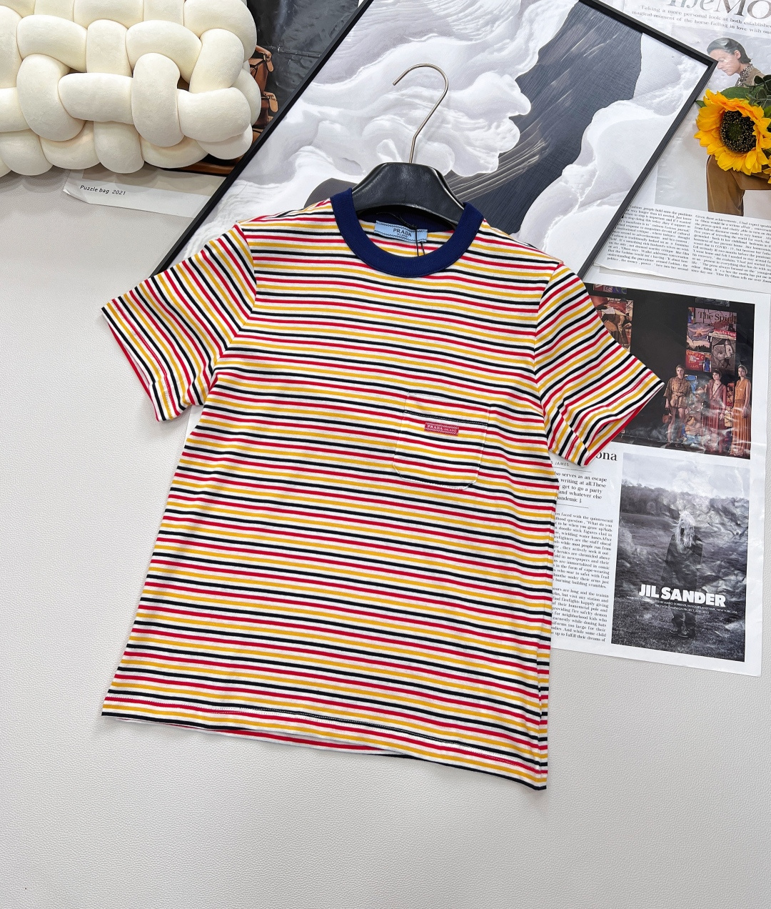NO:416447,PRADA25Ss spring and summer new contrasting striped pocket micro-label decorative short-sleeved T-shirt, exclusive yb development, high-end production, precision plain cotton fabric, breathable, comfortable, simple and comfortable. Contrasting stripes crisscross, breaking the monotony, and seem to tell the rebelliousness and uninhibitedness of fashion; the iconic embroidery logo on the chest is the condensation of the brand's soul, showing the luxury aura in low-key. The pocket design adds practicality and playfulness, and every detail shows a unique taste. It also gives the infinite possibilities of multiple stacking, or just wear it alone to interpret pure simplicity, or superimposed with jackets and accessories to create a personal spark, unlocking all kinds of shapes. Two colors are complete with three standards. Size sml code, prada, jackets & coats, T-shirt,tees, t-shirt, alexander wang19860909PRADA25Ss春夏新款撞色条纹口袋微标装饰短袖T恤,独家yb开发,高版出品,精密平纹棉质面料,透气又舒适,简约舒适.撞色条纹纵横交错,打破单调,似在诉说着时尚的叛逆与不羁；胸口标志性刺绣徽标,是品牌灵魂的凝聚,低调间尽显奢华气场.口袋设计,增添实用性与俏皮感,每一处细节都在彰显独特品味.更赋予多件叠搭的无限可能,或单穿演绎纯粹简约,或与外套、配饰叠加碰撞出个性火花,解锁百变造型.两色出三标齐全 尺码sml 编码,,prada,jackets & coats,T-shirt,tees，t-shirt,alexander wang,Women's clothing