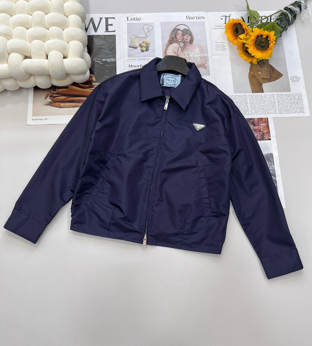 NO:416415,In addition to the Prada high-version work jacket, the custom YB environmentally friendly recycled material is set, which not only keeps up with the environmental trend, but also gives the jacket a unique texture. It is light and comfortable, as comfortable as the second layer of skin. Whether you are traveling through a busy city or strolling in leisurely streets, you can always stay comfortable. The classic triangle mark is cleverly echoing, showing coordination and fashion in simplicity. There is no need for too much decoration, and the brand style has been fully revealed. The work pocket design adds practicality and strengthens the tough and cool work style. Paired with the A-skirt skirt, it combines hardness and softness, instantly shaping the image of Miss A Sa. It is perfectly integrated with neatness and softness, and can easily grasp the sense of fashion balance. You can slay the whole audience in commuting, going out, gatherings, and all occasions.  We can see our persistence in quality from the customized surface accessories. If you identify this version and wear it, you will be the leader of fashion vane and use your outfit to interpret your unique personality and attitude. The three standards are complete!  Large-scale size sml code, prada, prada, skirts, jackets & coats, jackets & coats, alexander wang19860909Prada普拉达高版本工装夹克外,套定制YB环保再生材质,不仅紧跟环保潮流,更赋予外套独特质感.轻薄舒适,如第二层肌肤般自在,无论是穿梭于繁忙都市,还是漫步在闲适街巷,都能让你时刻保持惬意. 经典三角标巧妙呼应,简约中尽显协调时髦.无需过多装饰,品牌格调已展露无遗.工装口袋设计,增添实用性的同时,强化了硬朗酷帅的工装风格. 搭配A摆半裙,刚柔并济,瞬间塑造A飒小姐姐形象.利落与柔美完美融合,轻松拿捏时尚平衡感,通勤、出街、聚会,各种场合都能slay全场. 从定制面辅料就能看出我们对品质的执着,认准这个版本,穿上它,你就是时尚风向标的引领者,用穿搭诠释独特个性与态度.三标齐全！大货出 尺码sml 编码,,prada,prada,skirts,jackets & coats,jackets & coats,alexander wang,Women's clothing