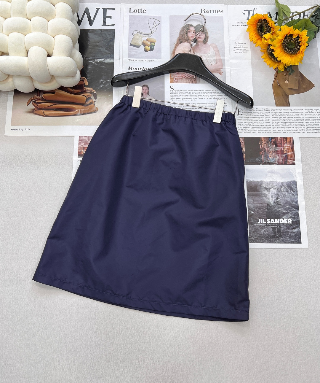 NO:416419,Prada's new triangle A-skirt with back pocket design breaks the convention and adds practicality while giving the skirt a neat work style. The iconic triangle embellishment. The A-skirt style cleverly decorates the body. No matter what body shape, you can confidently show your graceful figure. When you walk, the skirt sways, showing agility and elegance. It uses environmentally friendly and recycled materials to practice the concept of fashion and environmental protection. The light and breathable characteristics allow the skin to breathe freely in the hot summer and say goodbye to the stuffy and sticky. The fabric is crisp and stylish, comfortable to wear, and it can easily create a fashionable look, suitable for a variety of styles. It is a versatile artifact in the closet, allowing you to deal with various occasions easily.  Customized surface accessories, carefully polish every detail, and high-version production process ensures high quality. From tailoring to sewing, from style to texture, it demonstrates Prada's unremitting pursuit of excellent quality, allowing you to have a fashionable item worth collecting. Three standards are complete, large-scale products are available in size sml code, prada, skirts, alexander wang19860909Prada新款三角标A摆半裙,后幅口袋设计,打破常规,增添实用性同时,赋予裙子利落工装风.标志性三角标点缀.A摆版型,巧妙修饰身形,无论何种身材,穿上它都能自信展现曼妙身姿,走路间裙摆摇曳生姿,尽显灵动与优雅. 采用环保再生材质,践行时尚环保理念.轻薄透气特质,让肌肤在炎炎夏日也能自由呼吸,告别闷热黏腻.面料质感挺括有型,穿着舒适同时,轻松打造时尚造型,适合多种风格,它是衣橱里的百搭神器,让你轻松应对各种场合. 定制面辅料,精心打磨每一处细节,高版本制作工艺,确保品质上乘.从剪裁到缝制,从版型到质感,都彰显Prada对卓越品质的不懈追求,让你拥有一件值得珍藏的时尚单品.三标齐全,大货出 尺码sml 编码,,prada,skirts,alexander wang,Women's clothing