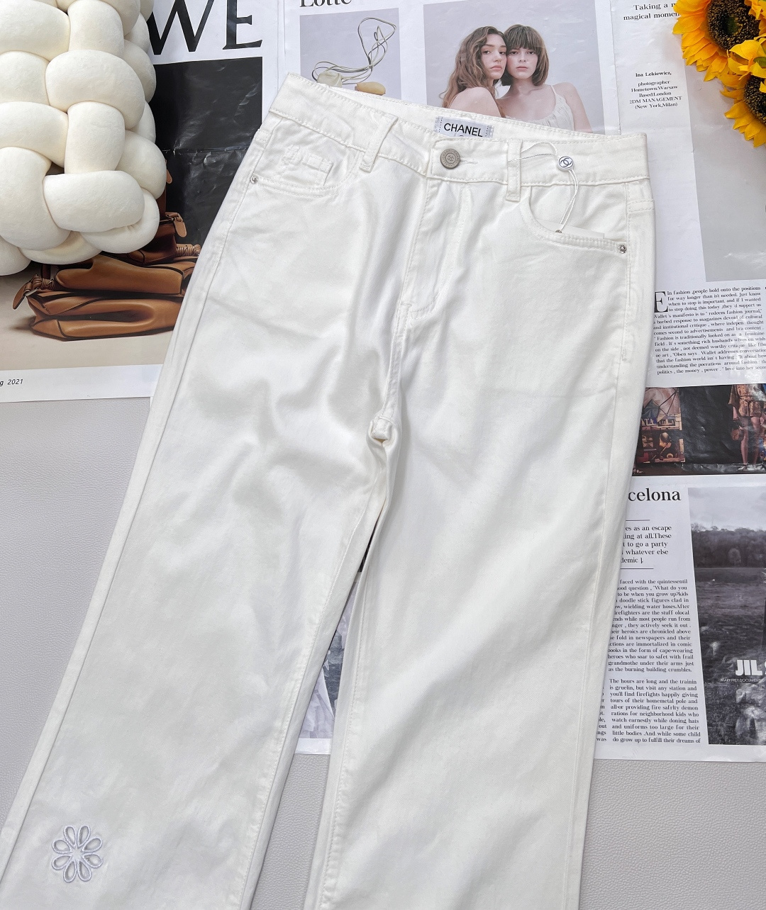 🆕25夏季新品CH小香风双色镂空刺绣微喇叭牛仔裤👖，镂空刺绣设计，超薄纯棉透气牛仔面料，镂空logo简约