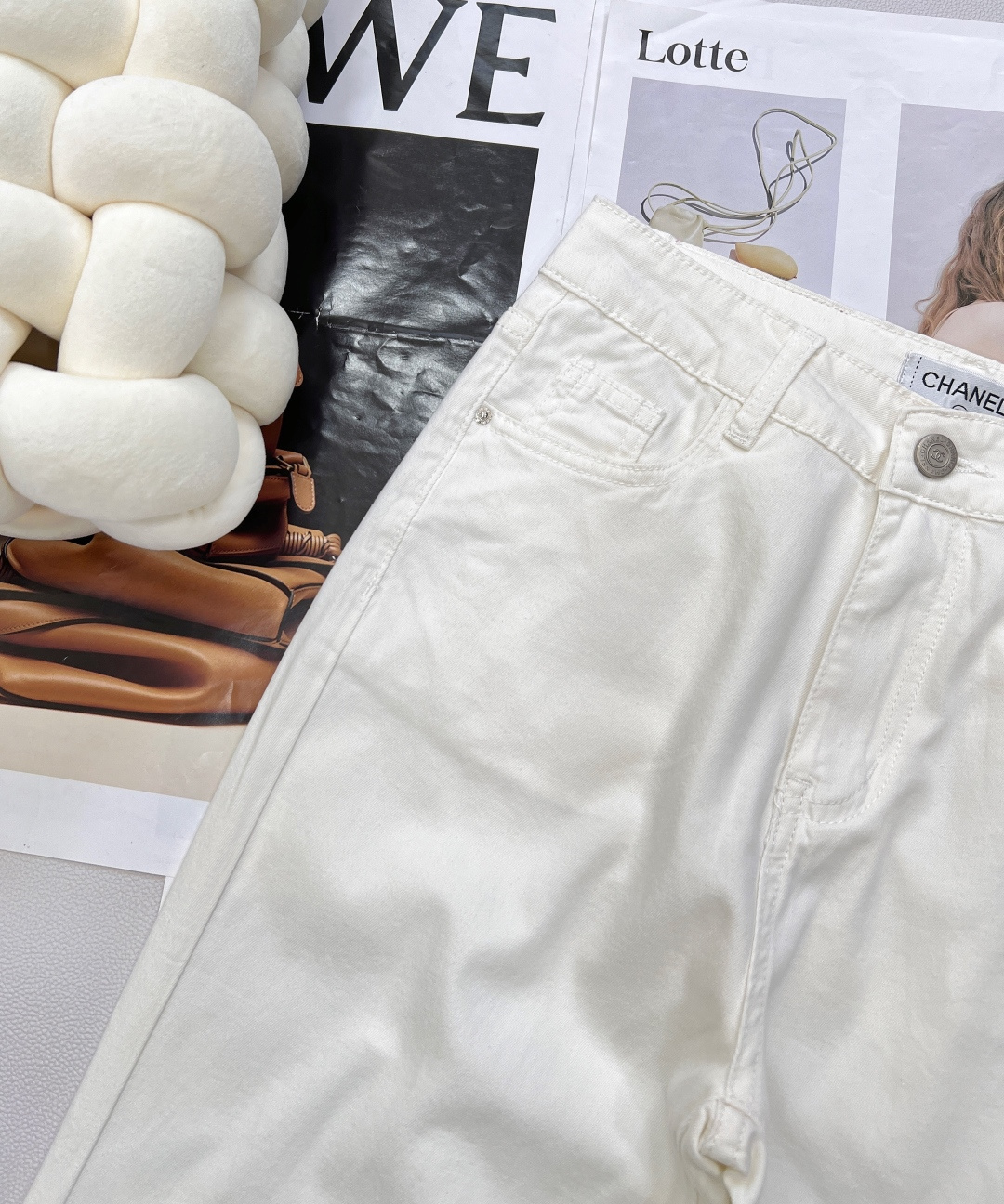 🆕25夏季新品CH小香风双色镂空刺绣微喇叭牛仔裤👖，镂空刺绣设计，超薄纯棉透气牛仔面料，镂空logo简约